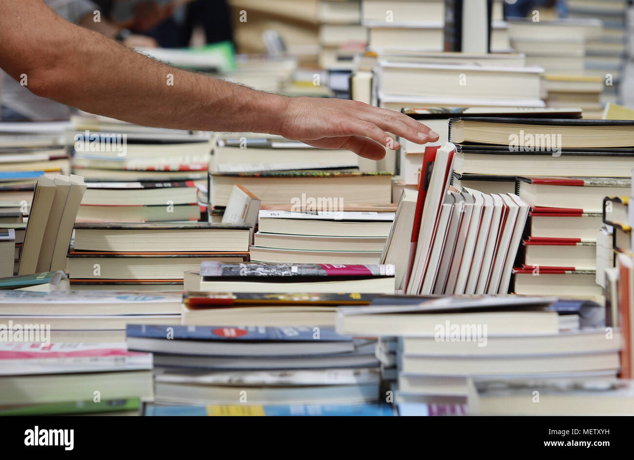 Palma, Balearic Islands, Spain. 23rd Apr, 2018. Sellers and buyers on the Book Day in Palma de Mallorca, Spain. Credit: Clara Margais/ZUMA Wire/Alamy Live News Stock Photo