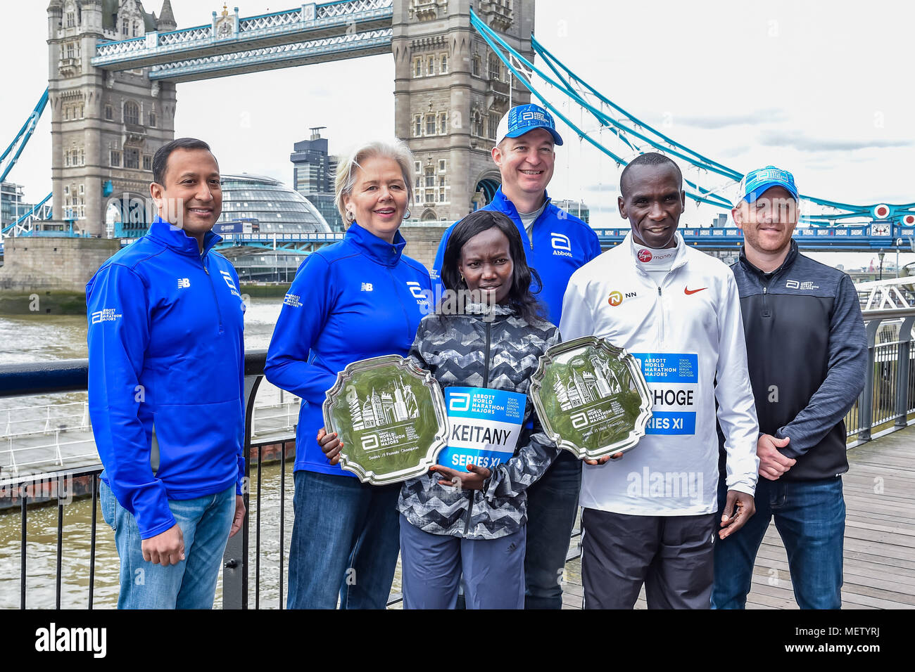 London, UK. 23rd April, 2018. Kenyan Eliud Kipchoge and Mary Keitany together the race officials at Winner's photo call  Winners presentation after the 2018 Virgin Money London Marathon on Monday, 23 April 2018. London, England. Credit: Taka Wu/Alamy Live News Stock Photo