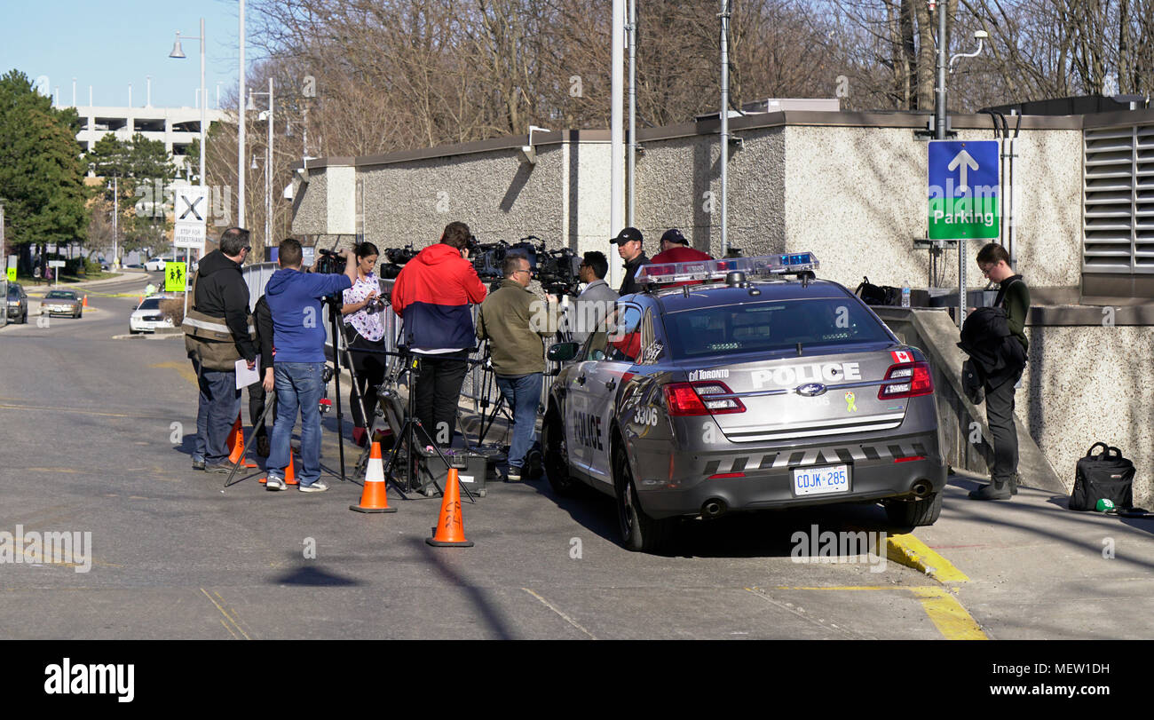 Toronto, Canada. 23rd Apr, 2018. News media reporters gather outside Emergency entrance of Sunnybrook Health Sciences Centre where 10 victims injured by Alex Minassian van attack are receiving treatments Credit: CharlineXia/Alamy Live News Stock Photo