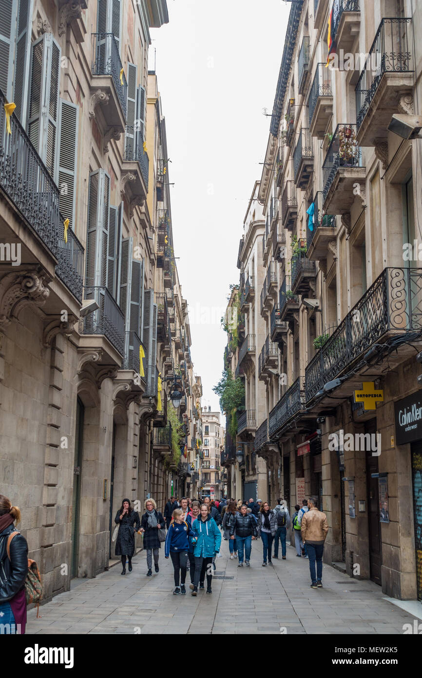 Carrer de la portaferrissa, a street in the gothic quarter of Barcelona in  Spain. Yellow ribbons are tied to balconies as a political statement Stock  Photo - Alamy
