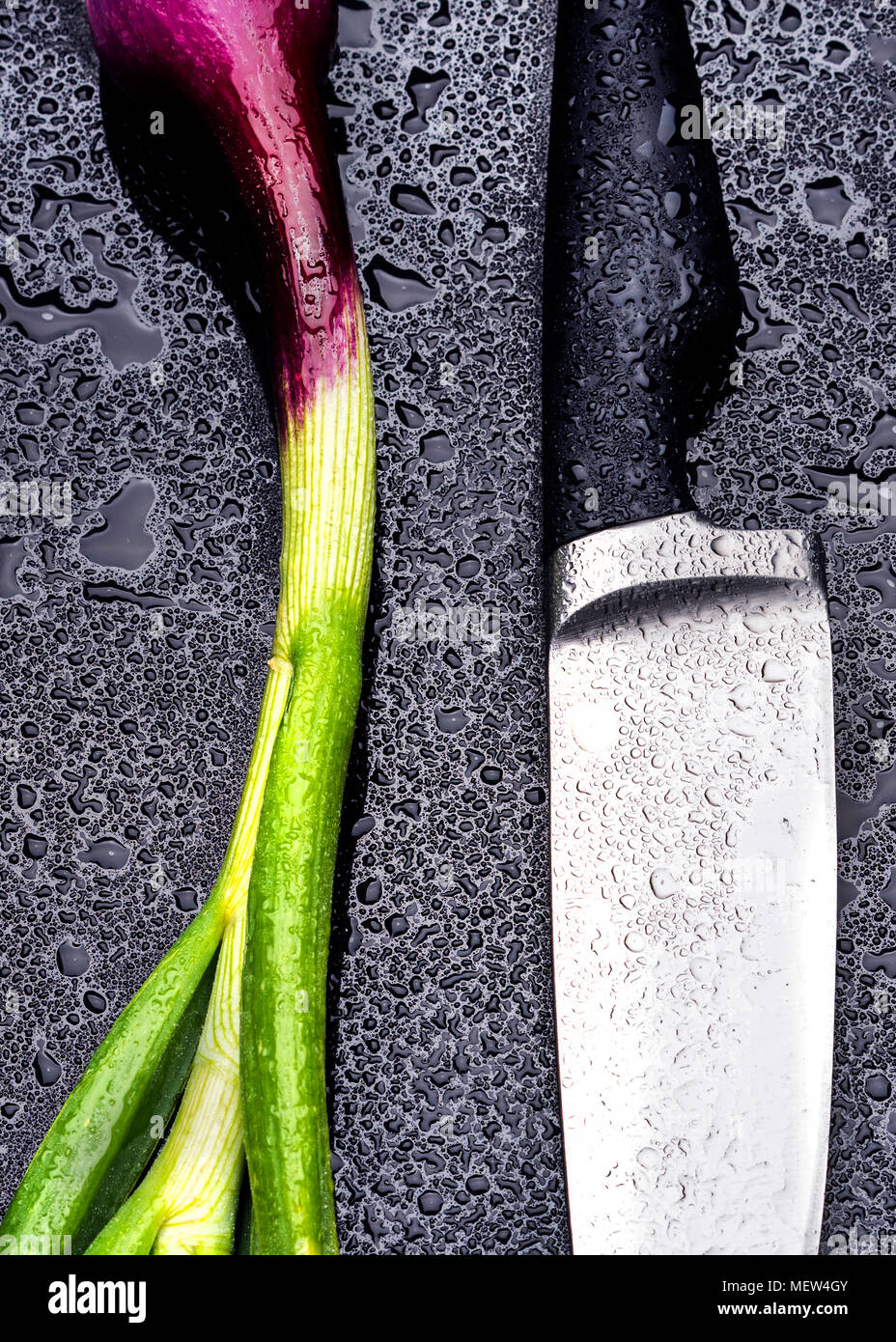 Fresh red onion and knife Stock Photo - Alamy
