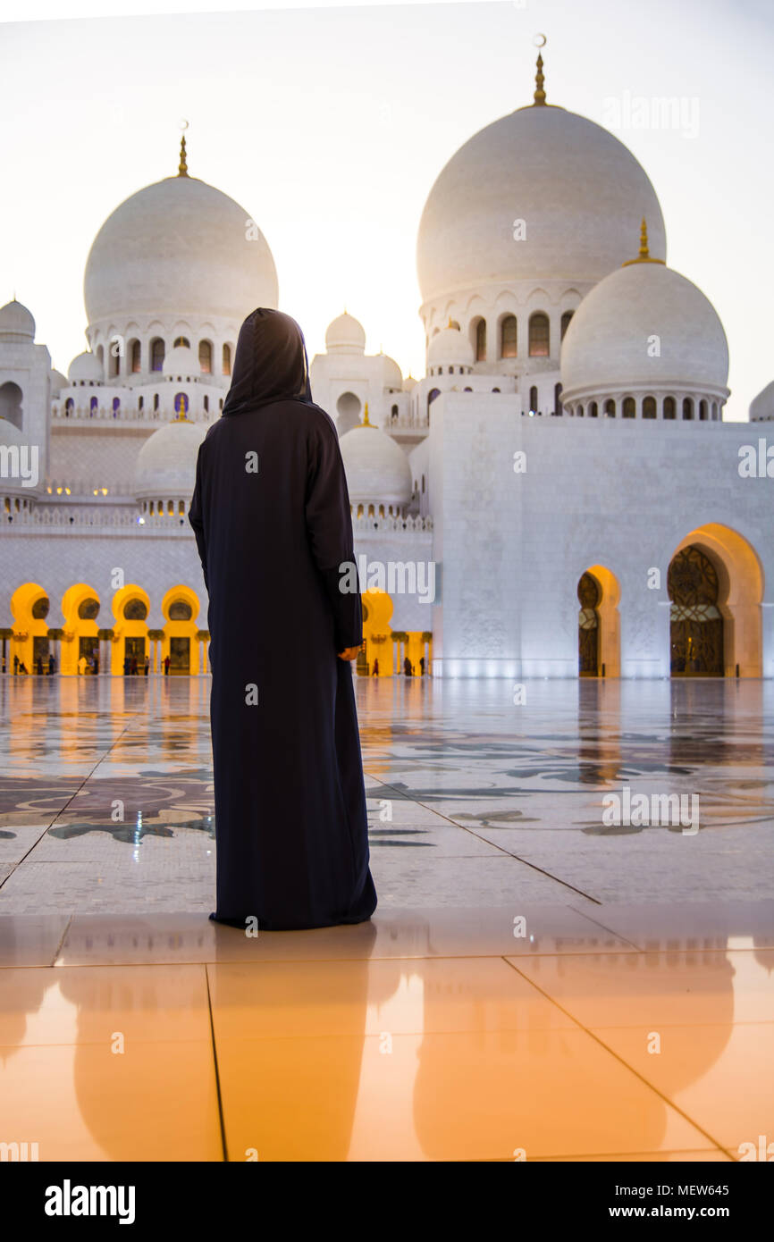 Woman visiting the Grand Mosque in Abu Dhabi Stock Photo