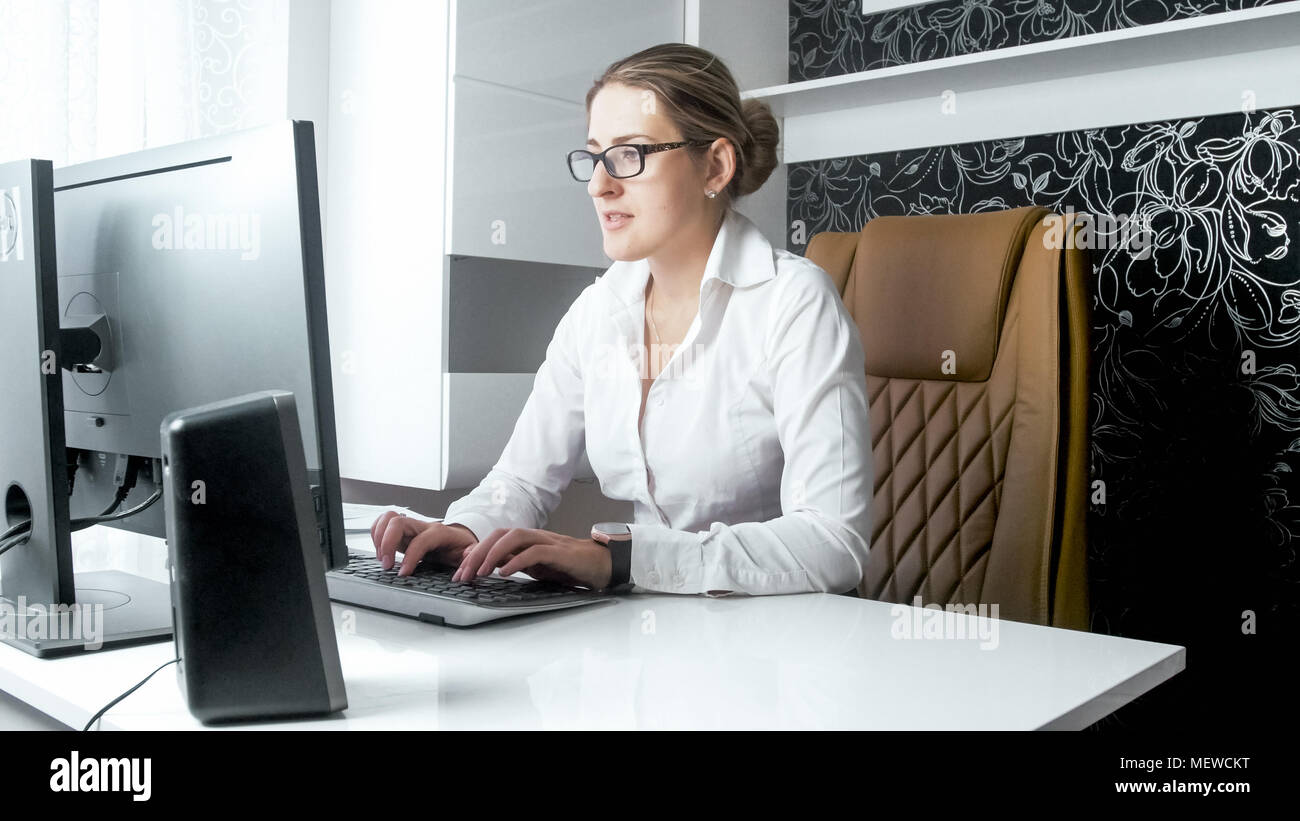 Portrait of beautiful secretary working on computer Stock Photo - Alamy