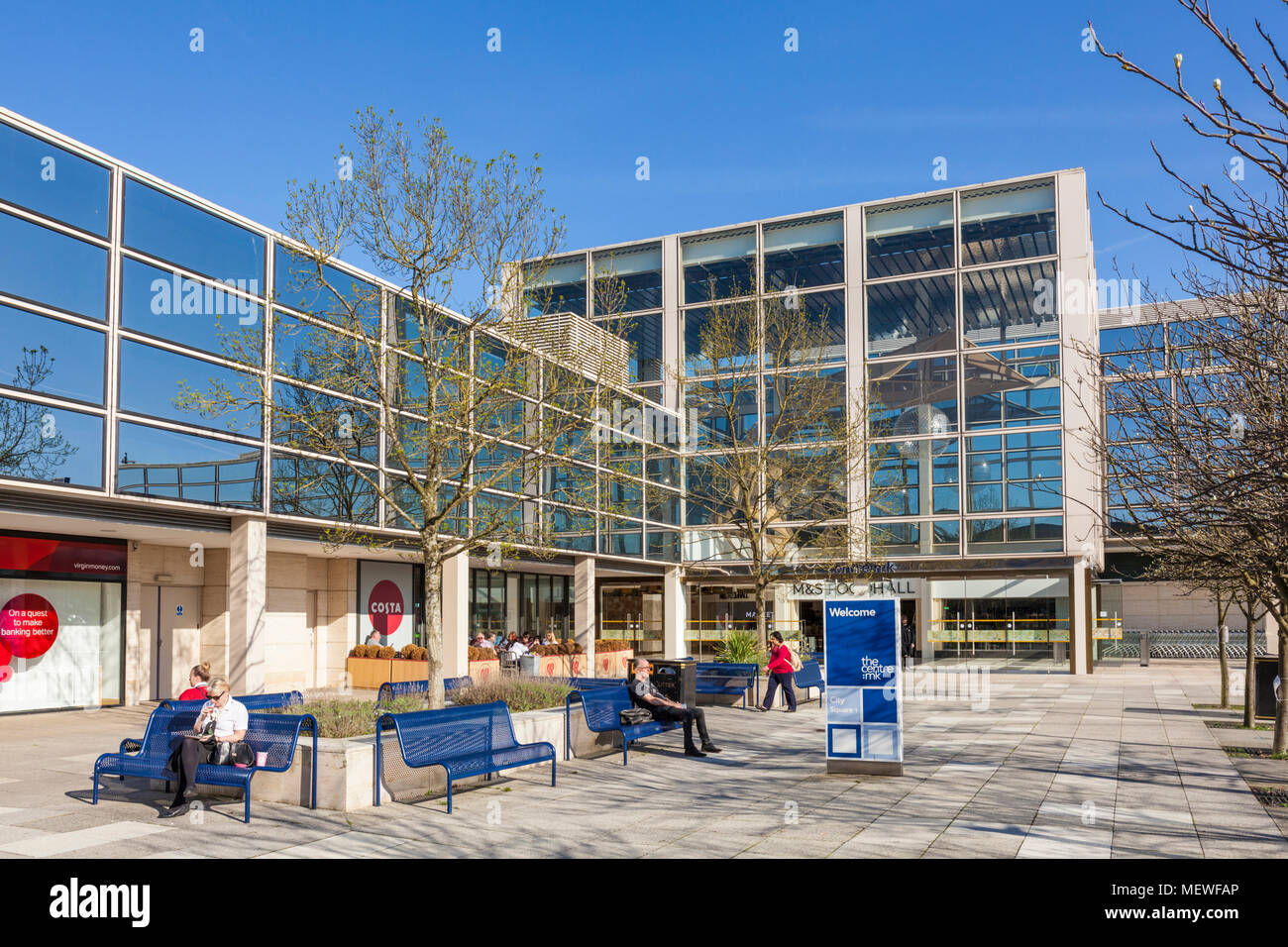 Milton Keynes People sat outside the centre mk shopping centre central milton keynes buckinghamshire england gb uk europe Stock Photo