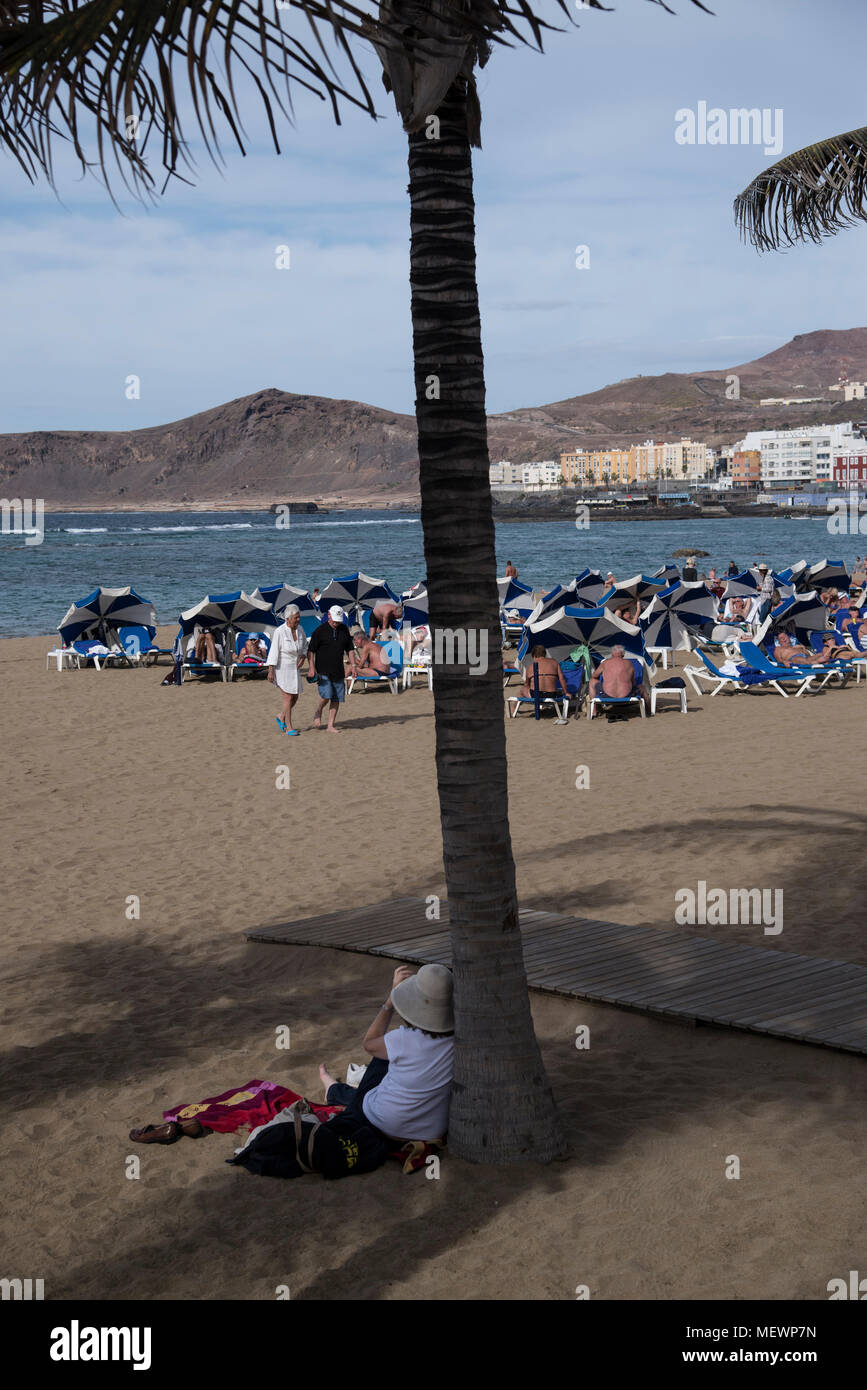 Tourists enjoying the fine weather in December on the Las Canteras beach in  central Las Palmas, Canary Islands, Spain Stock Photo - Alamy