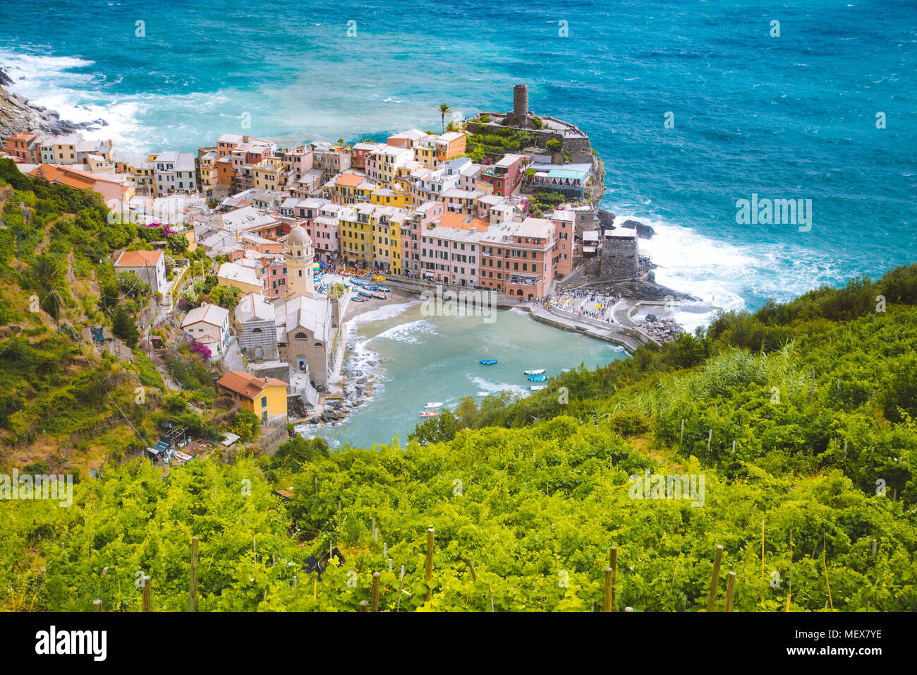 beautiful-view-of-vernazza-one-of-the-five-famous-fisherman-villages