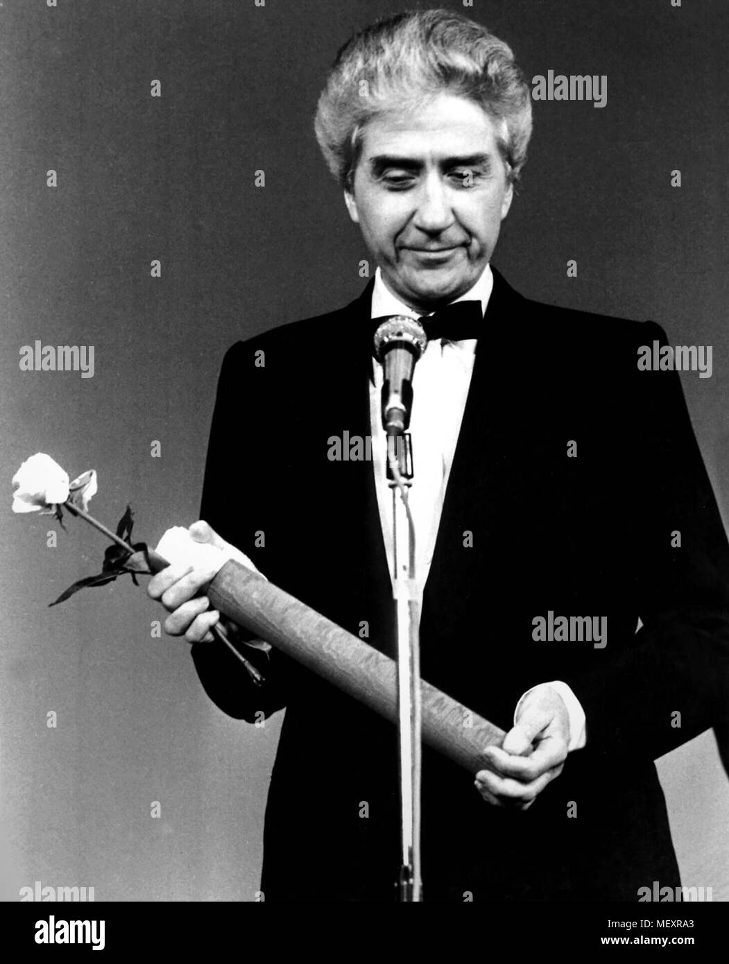 Regisseur Alain Resnais bei einer Preisverleihung für den Film " Mein Onkel aus Amerika aka. Mon oncle d'Amérique, Frankreich 1980". Director Alain Resnais at an award ceremony, France 1980 Stock Photo