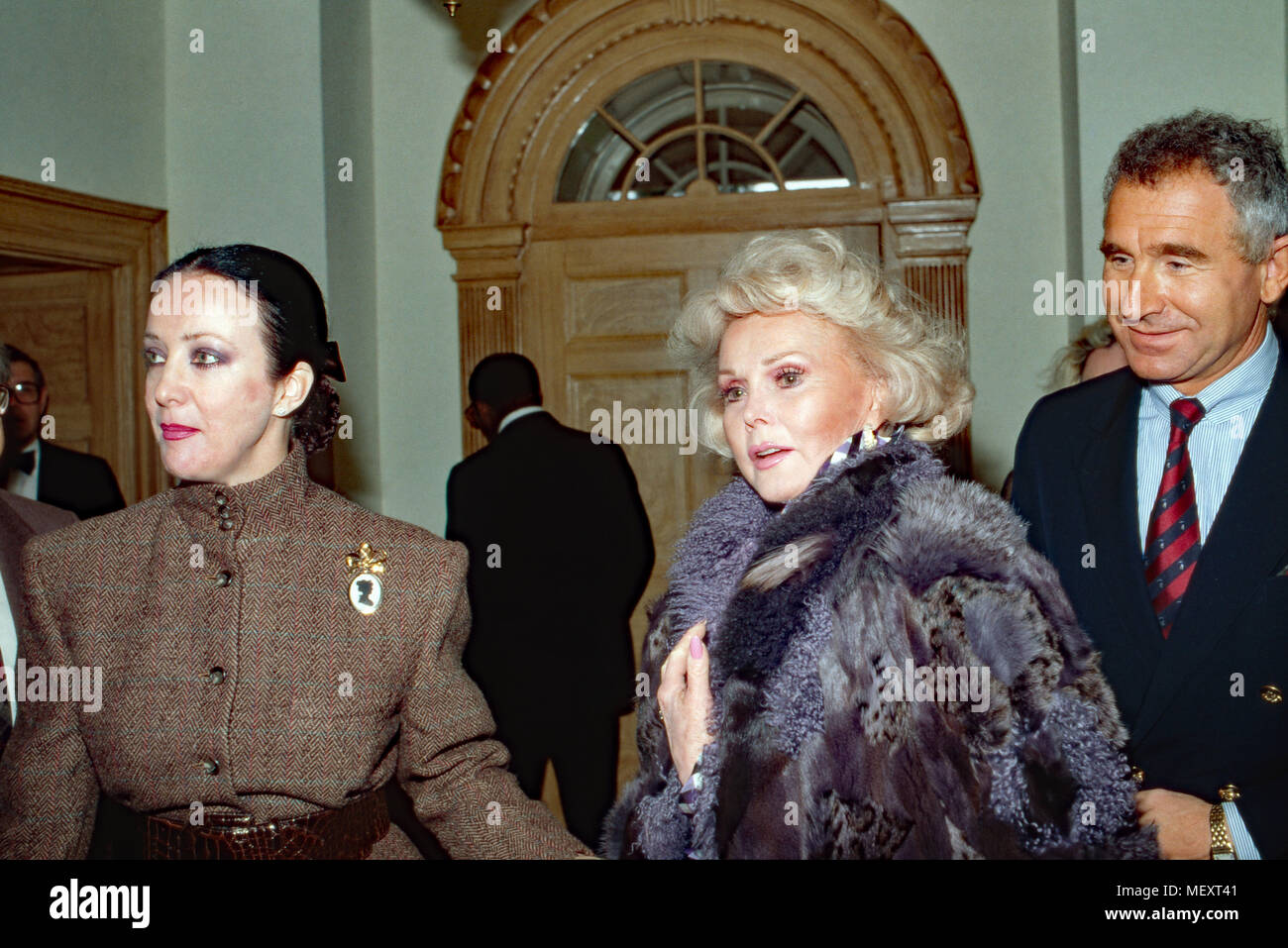 Zsa Zsa Gabor, ungarisch amerikanische Schauspielerin, mit Ehemann Frederic  Prinz von Anhalt, USA 1988. Hungarian American actress Zsa Zsa Gabor with  husband Frederic Prince of Anhalt, USA 1988 Stock Photo - Alamy