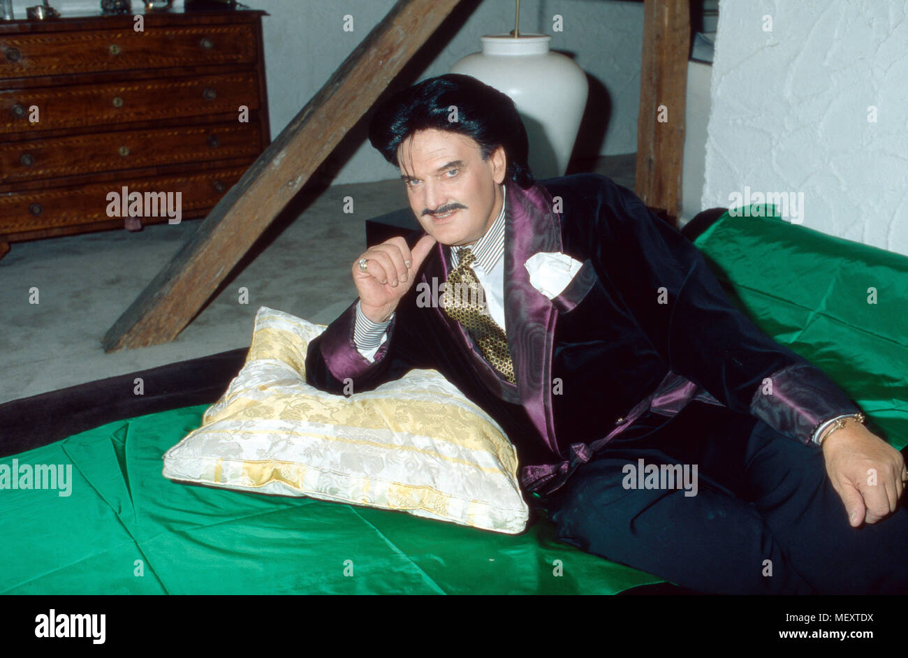 Modedesigner Rudolph Moshammer relaxt in und auf Seide in München,  Deutschland 1996. Fashion designer relaxing in and on silk at Munich,  Germany 1996 Stock Photo - Alamy