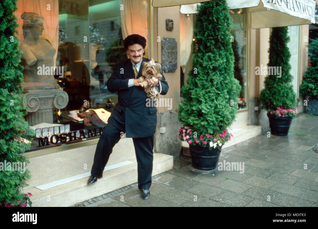 Modedesigner Rudolph Moshammer Mit Yorkshire Terrier Daisy Vor Seiner Boutique In Der Maximilianstrasse In Munchen Deutschland