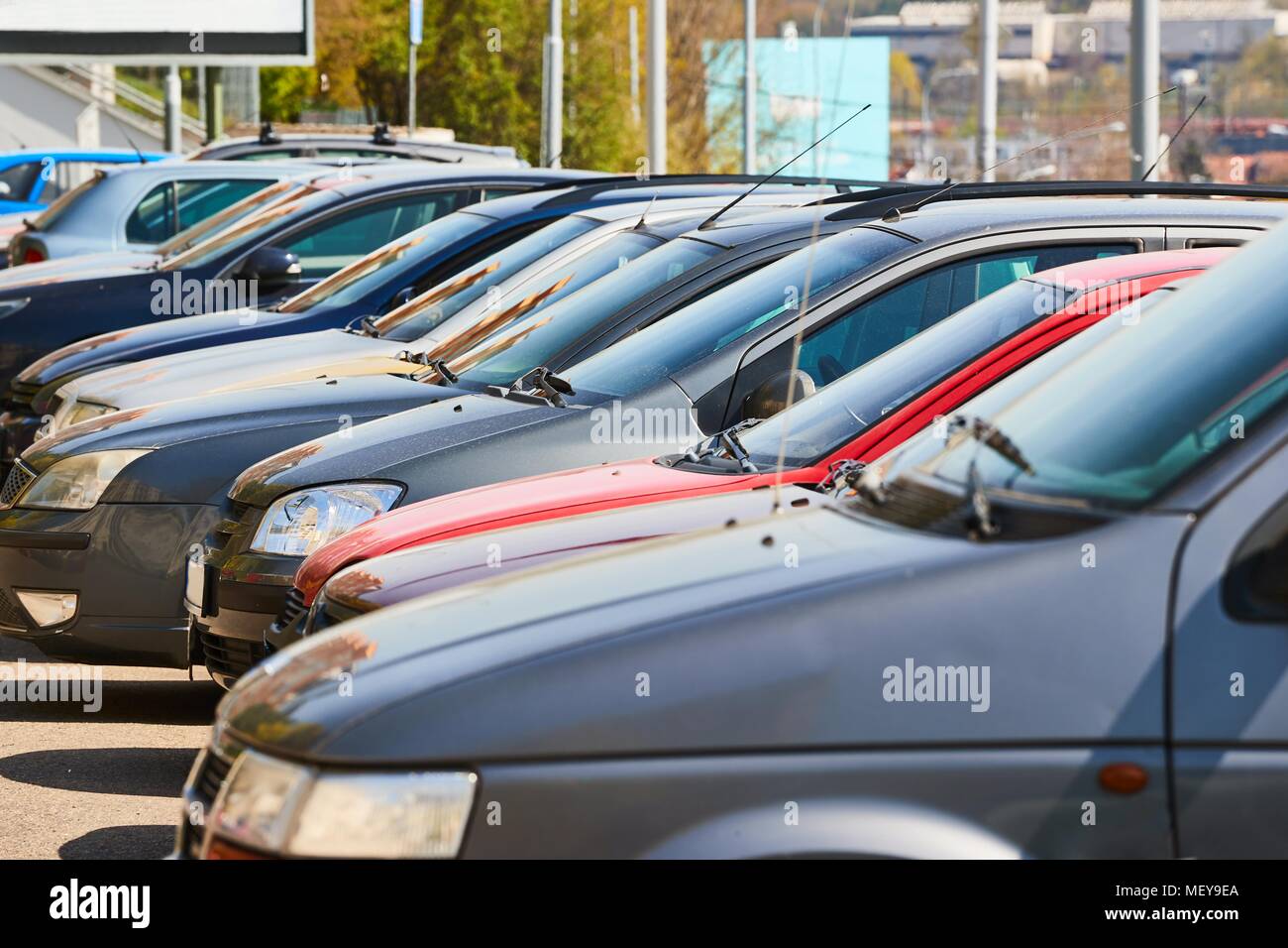 A crowded car park hi-res stock photography and images - Alamy