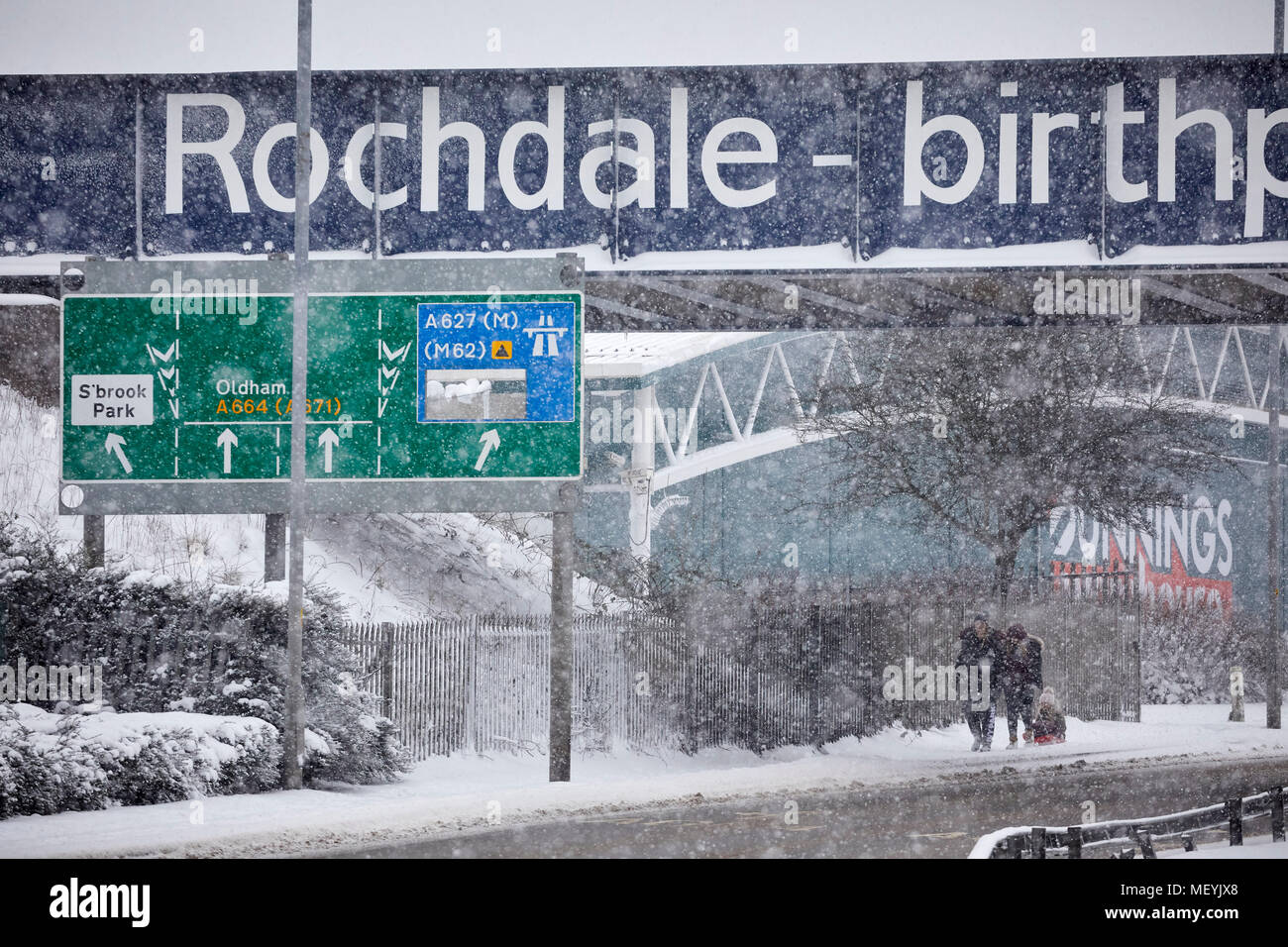 Winter snow ai Rochdale Lancashire. Rochdale Birthplace of the Cooperative railway bridge Stock Photo