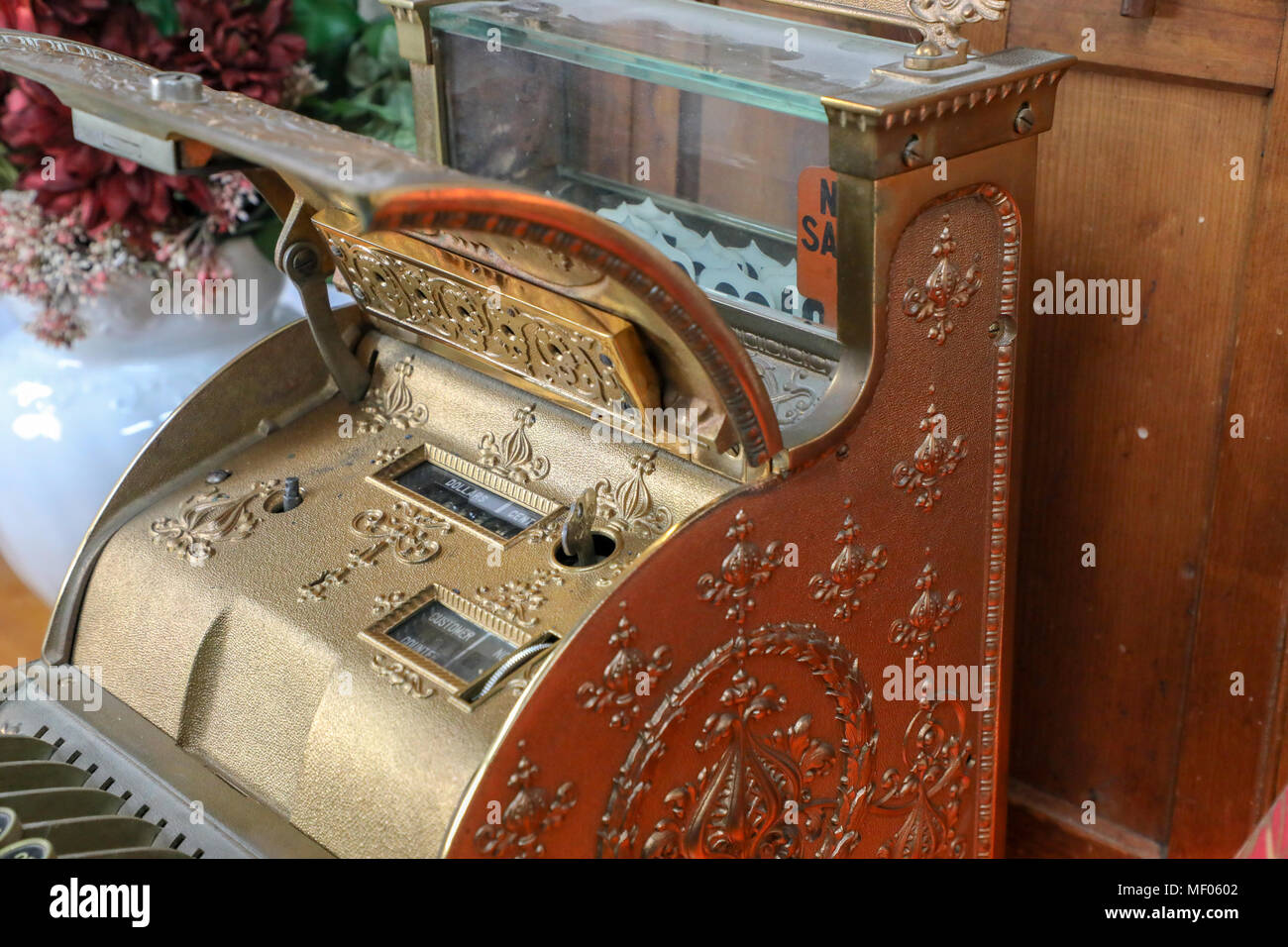 Images of Antique National 313 cash register, manufactured in 1912