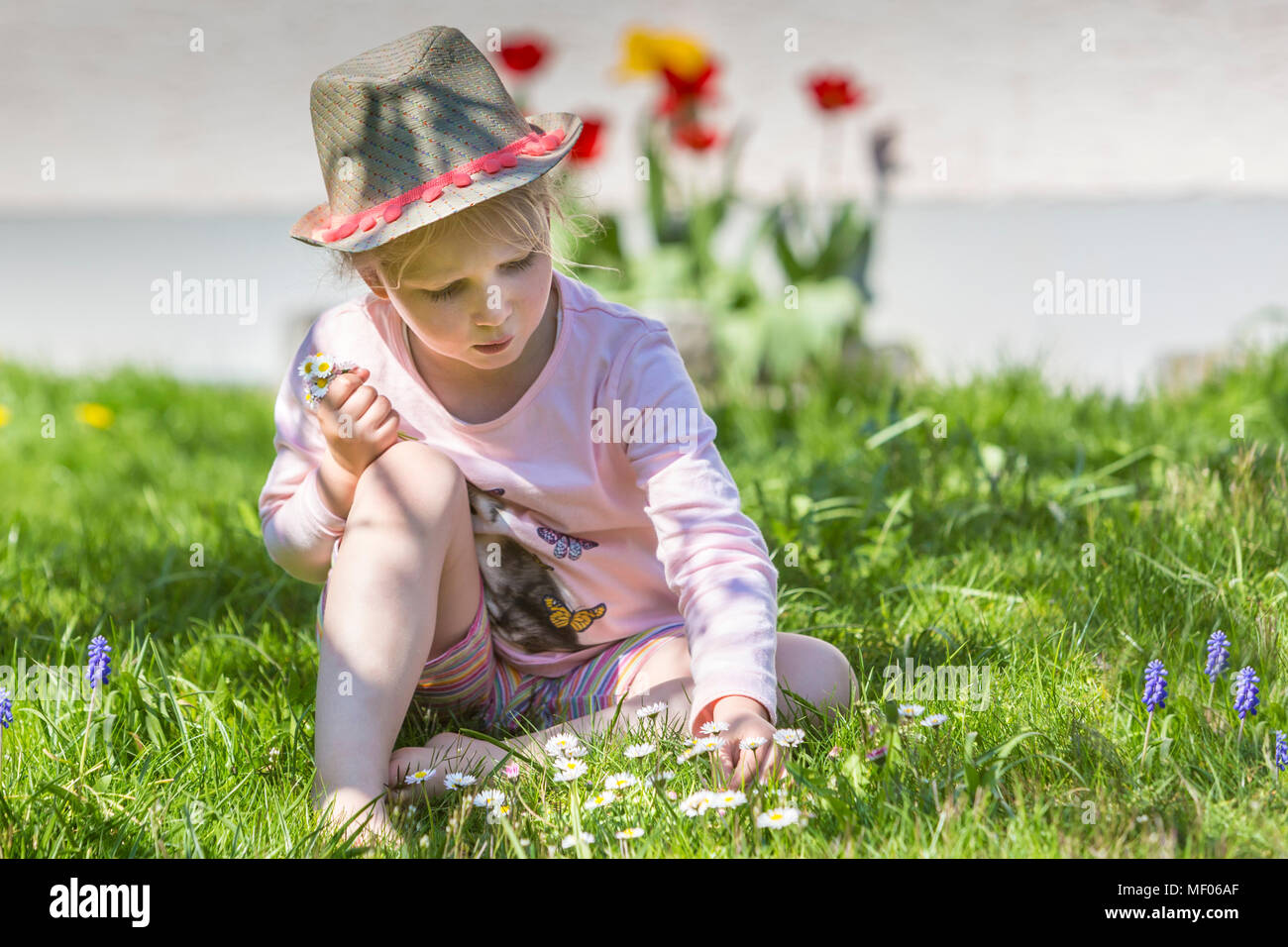 Portrait hübsches blondes Mädchen auf der Frühlingswiese Stock Photo