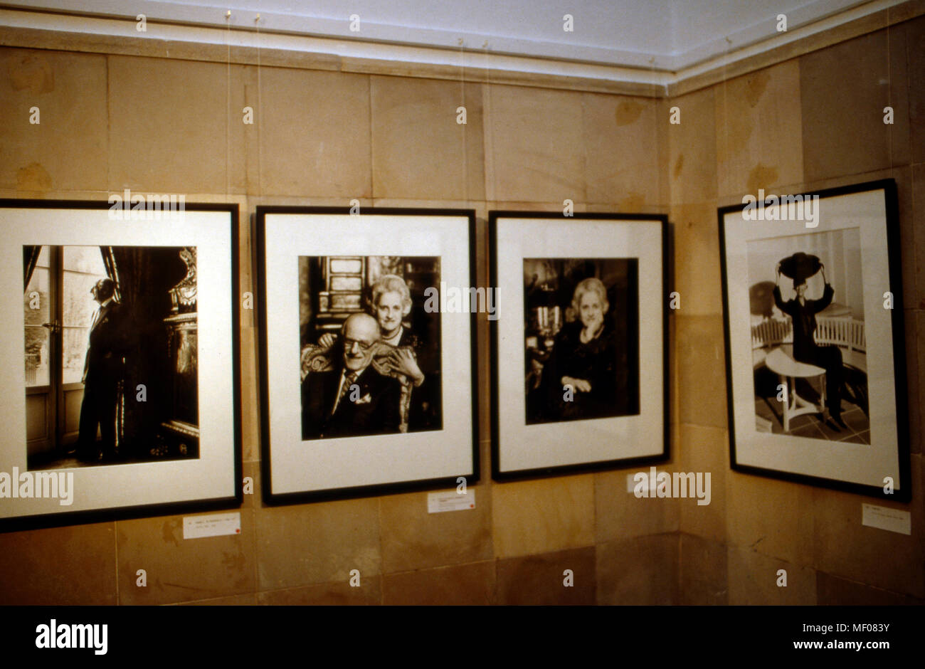 Die Frauenzeitschrift Elle präsentiert Modeschöpfer Karl Lagerfeld auf  einer Ausstellung als Fotograf in München, Deutschland 1989. Women's  magazine Elle presents fashion designer Karl Lagerfeld as a photographer  with an exhibition at Munich,