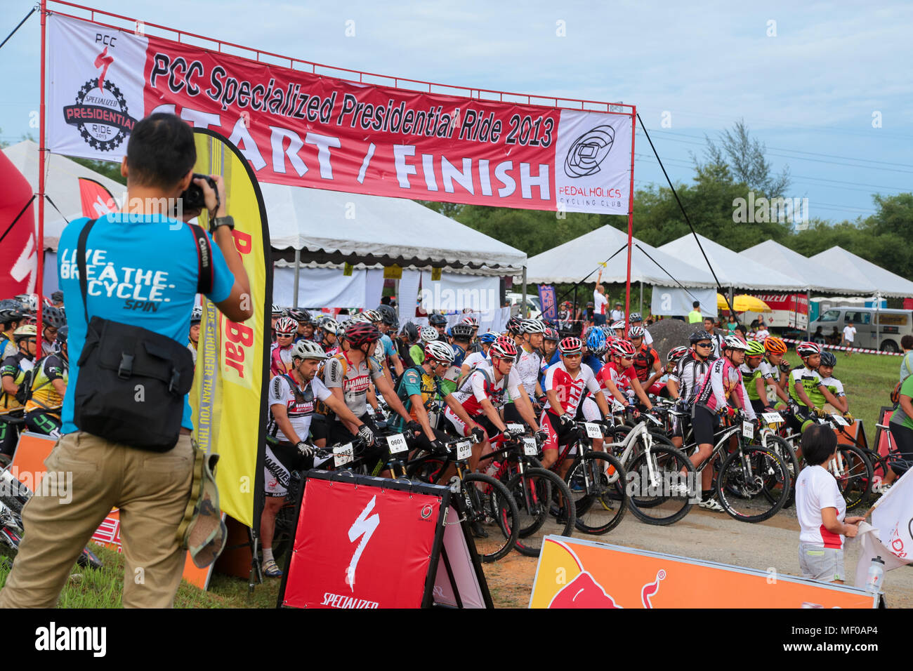 Hundreds of mountain bike enthusiasts get ready at the starting line of the  PCC Specialized Presidential Ride Mountain bike 2013 competition at Semeny  Stock Photo - Alamy