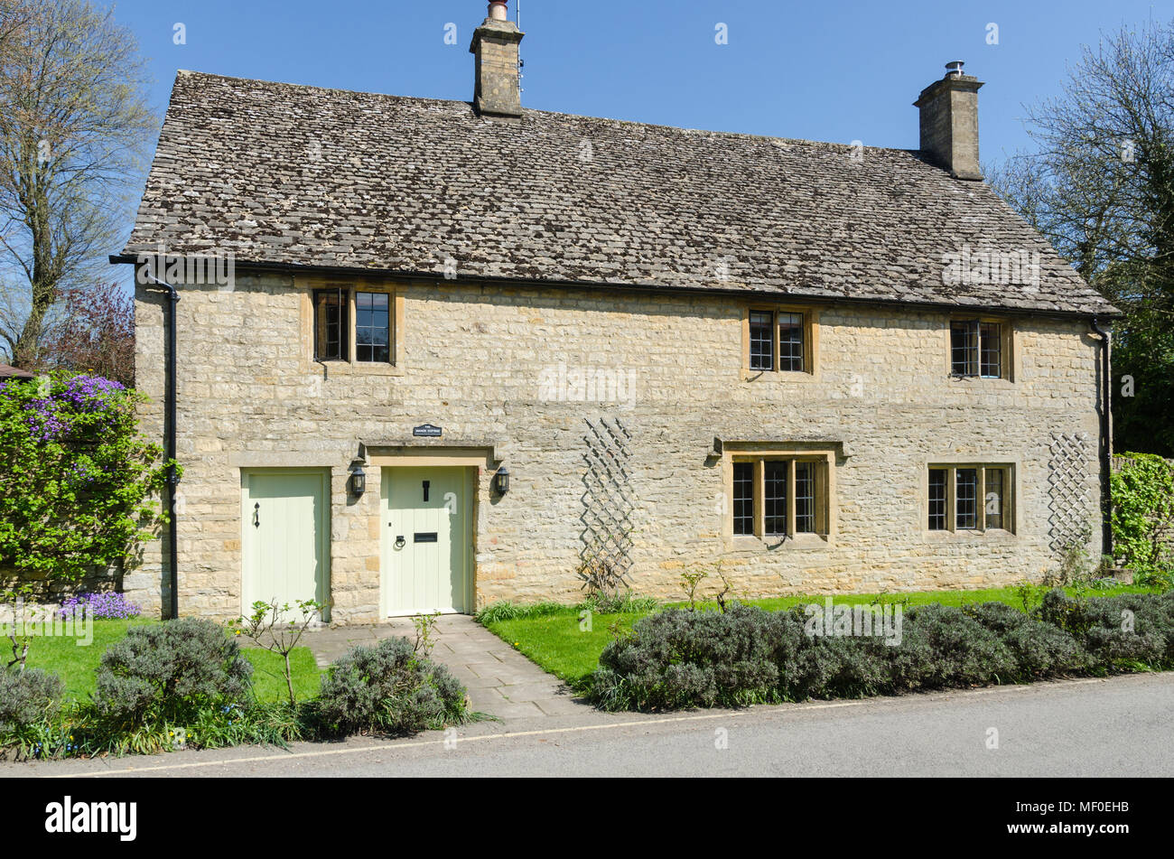 Typical english village cottage hi-res stock photography and images - Alamy