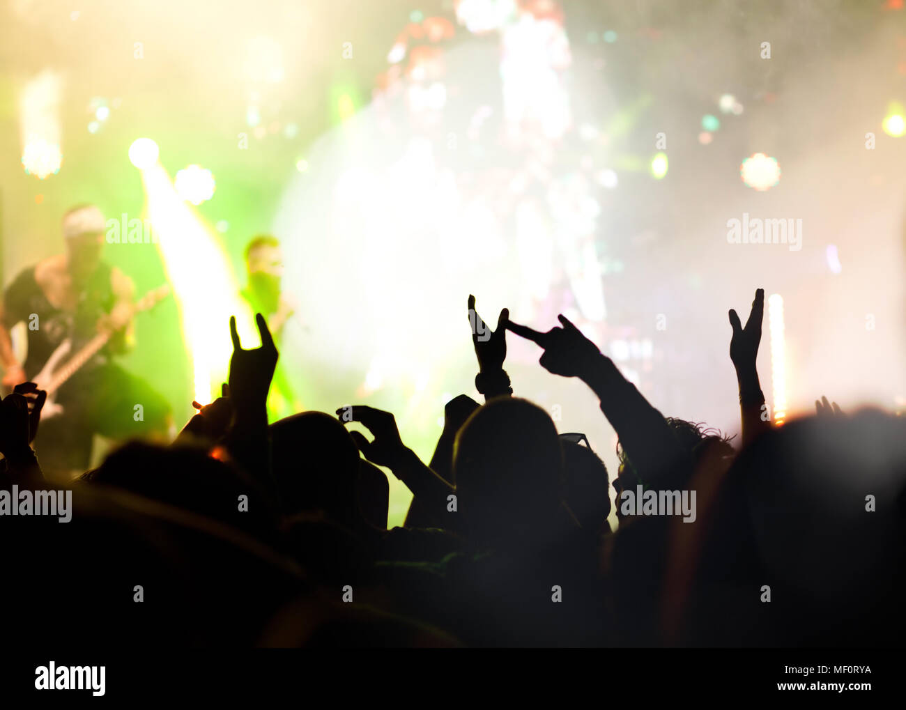 Crowd hands heads hi-res stock photography and images - Alamy