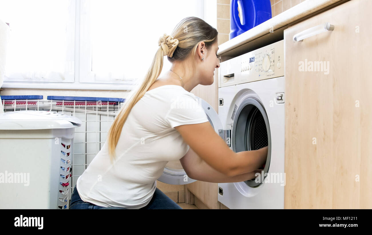 Washing machine clothes fold hires stock photography and images Alamy