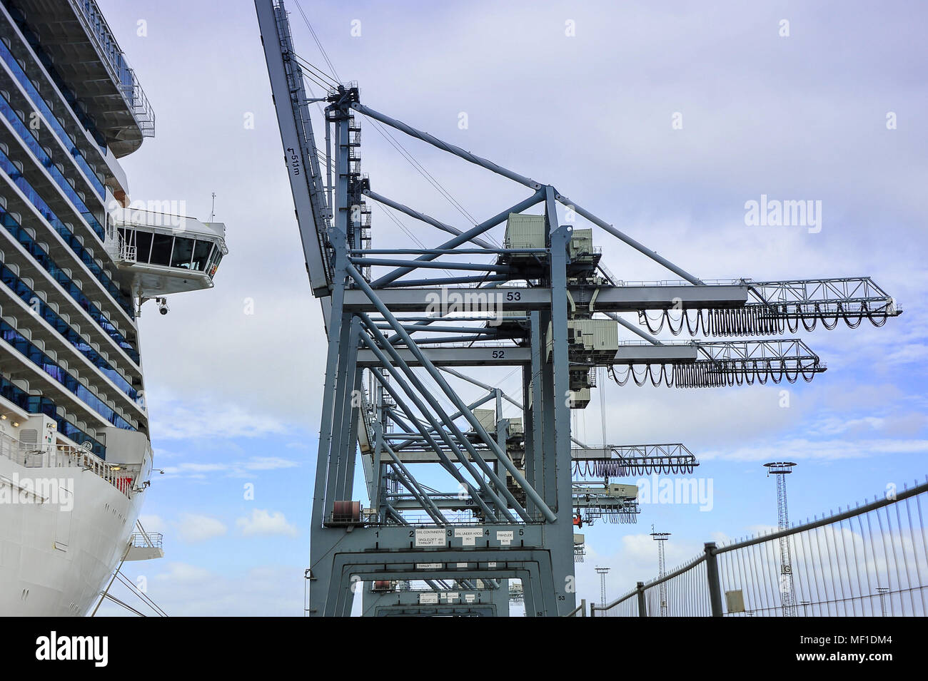 Overhead gantry crane hires stock photography and images Alamy