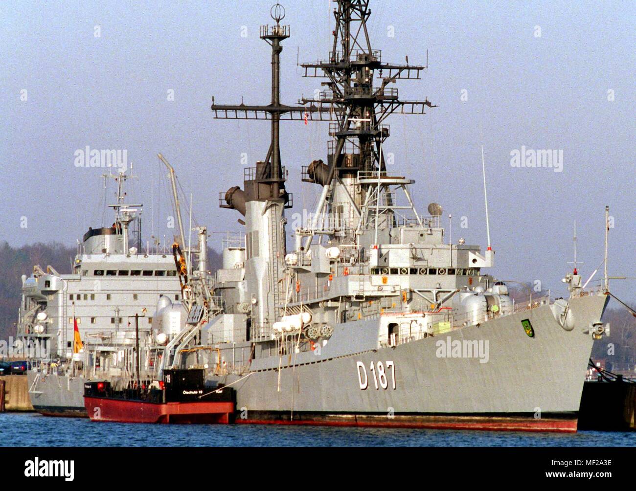 The 30-year-old destroyer 'Rommel' is on January 18, 1999 in his home base Kiel. The United States-built Lutjens-class bomber had been modernized in the 1980s, with core weapons of arming ship/air and ship/ship and an underwater submarine weapon system. The crew of the 135 meters long and 14 meters wide ship was 330 men. Now the warship, which had already been taken out of service at the end of September 1998, will be partially dismantled and prepared for official withdrawal from service. | usage worldwide Stock Photo
