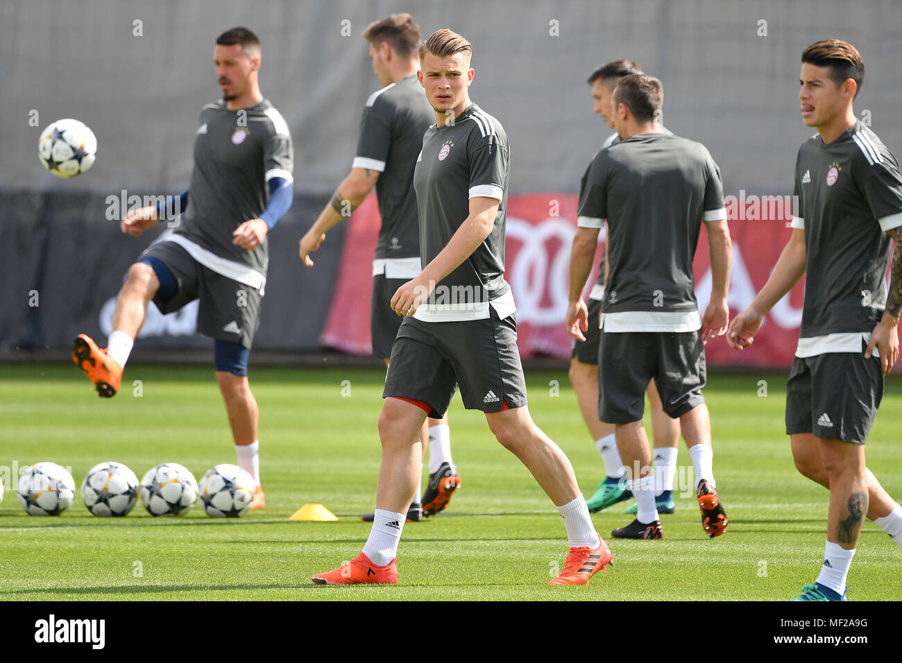 Munich, Deutschland. 24th Apr, 2018. Lukas MAI, re: James RODRIGUEZ (FC Bayern Munich), action, final training Bayern Munich before the Champions League semi-final versus Real Madrid. Training grounds at the Saebener Strasse, football, on 24.04.2018 . | usage worldwide Credit: dpa/Alamy Live News Stock Photo