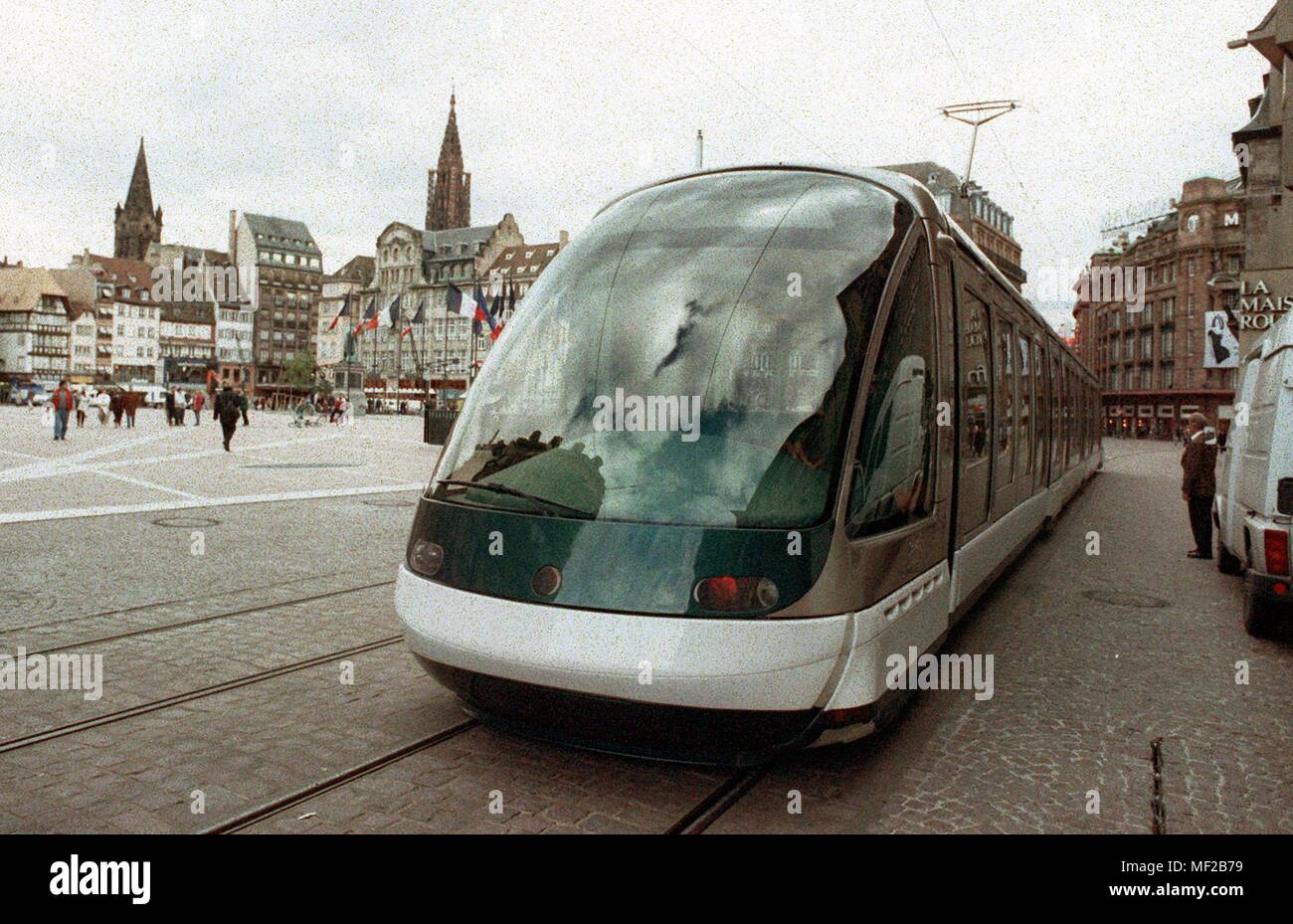 In a futuristic outfit glides on 26.10.1994 the new tram over the tracks at the 'Place Kleber' in the center of the Alsatian city Strasbourg. In the background the tower of the Strasbourg Munsters (M). The stromlinienformige railway, which was built in England, is inaugurated after test drives on 25.11.1994 solemnly. It connects 12.6 kilometers long the city center with the suburbs Illkirch-Graffenstaden and Hautepierre. | usage worldwide Stock Photo
