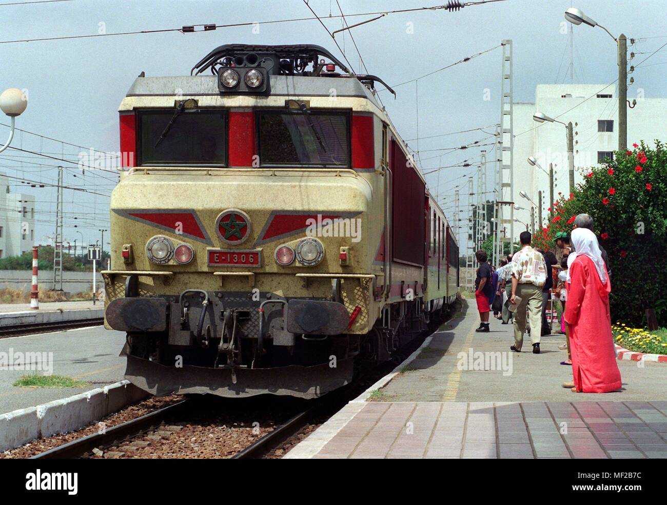 Travelers on a platform of the Rabat train station wait for an arriving train. Taken on June 2, 1996. | usage worldwide Stock Photo