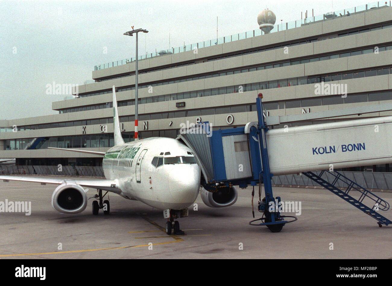 An airplane has moored at a passenger bridge, in the background the airport building. Taken on 6 May 1993. | usage worldwide Stock Photo