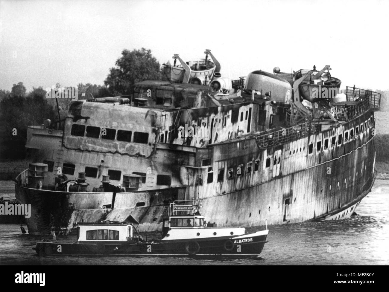 The burned out cargo ship "Tina Scarlett". The 2000-ton Dani driver "Tina Scarlett", built in a Hamburg shipyard, rammed the Belgian tanker "Diamant" on 7 October 1960 on her way from Koln after Rotterdam near the border town of Emmerich. The tanker immediately leaked and the gas leaked caught fire. The Dutch motor ship "Farewell 2" sailed a little later into the nested ships. The rapidly spreading flames attacked eight other larger and smaller motor ships. The accident killed two people, eight suffered severe burn injuries. | usage worldwide Stock Photo