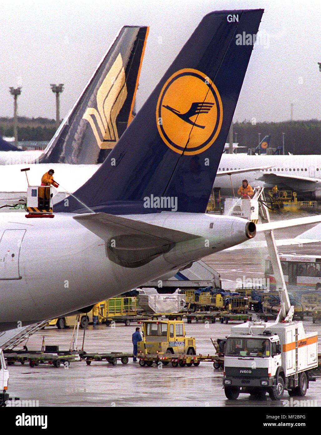 Airport workers de-ice the tail unit of Lufthansa Airbus A 340 at Frankfurt Airport on 17.2.1999. Snowfall and ice slipper have again severely hampered the rush hour traffic in large parts of Germany. | usage worldwide Stock Photo
