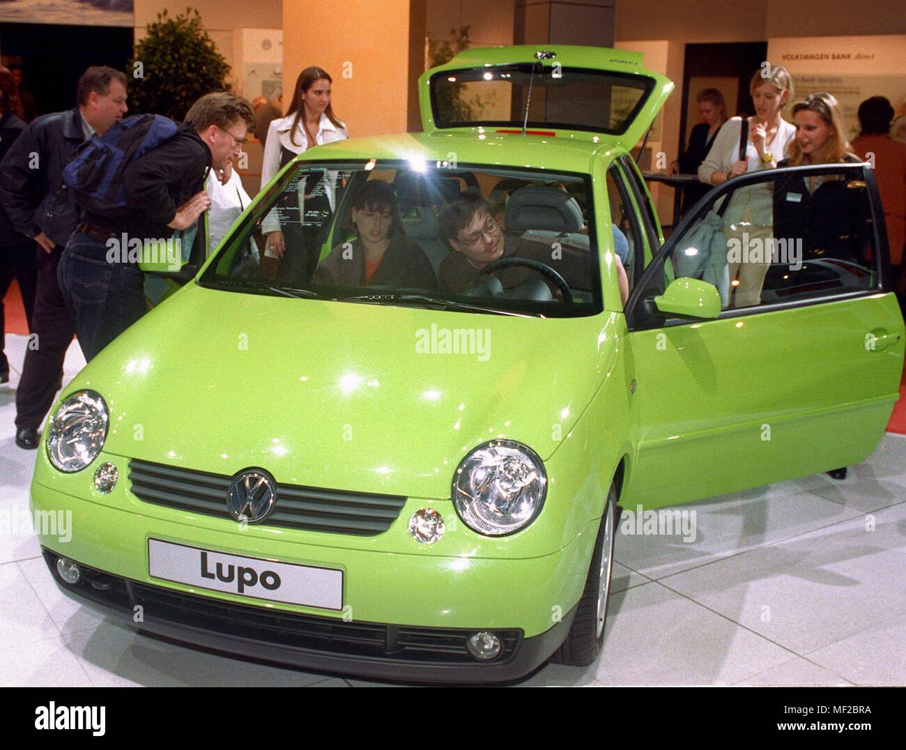Visitors to the motor show 'aaa '98' in Berlin are interested in the 3-liter car from Volkswagen, the VW Lupo, on 18.10.1998. Until 25.10.98 265 exhibitors from 20 countries will present their current models. Over 30 models will be presented for the first time in Germany. The fair has significantly expanded the show range and wants to make the car fair dawith more attractive for the whole family. Visitors could ride on an off-road course as a passenger in an off-road vehicle or try a tire change like the Formula 1 race. The 11th auto show in Berlin since 1978 is according to the information th Stock Photo