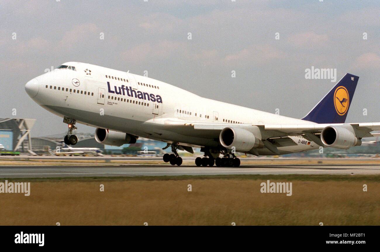 希少　ラリック　パルファン　1999 A Lufthansa Boeing 747 will take off on 24.6.1999 at the Frankfurt