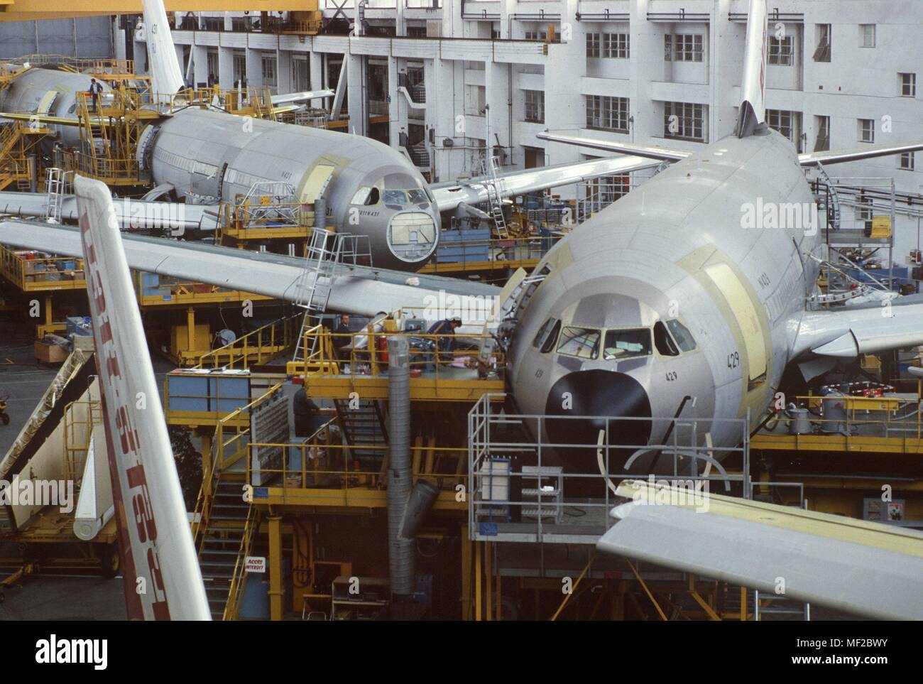 View of the final assembly hall of Airbus 'Aerospatiale partner in Toulouse, where Airbus' A300 and A320 aircraft are completed. (Photograph from 1986). | usage worldwide Stock Photo