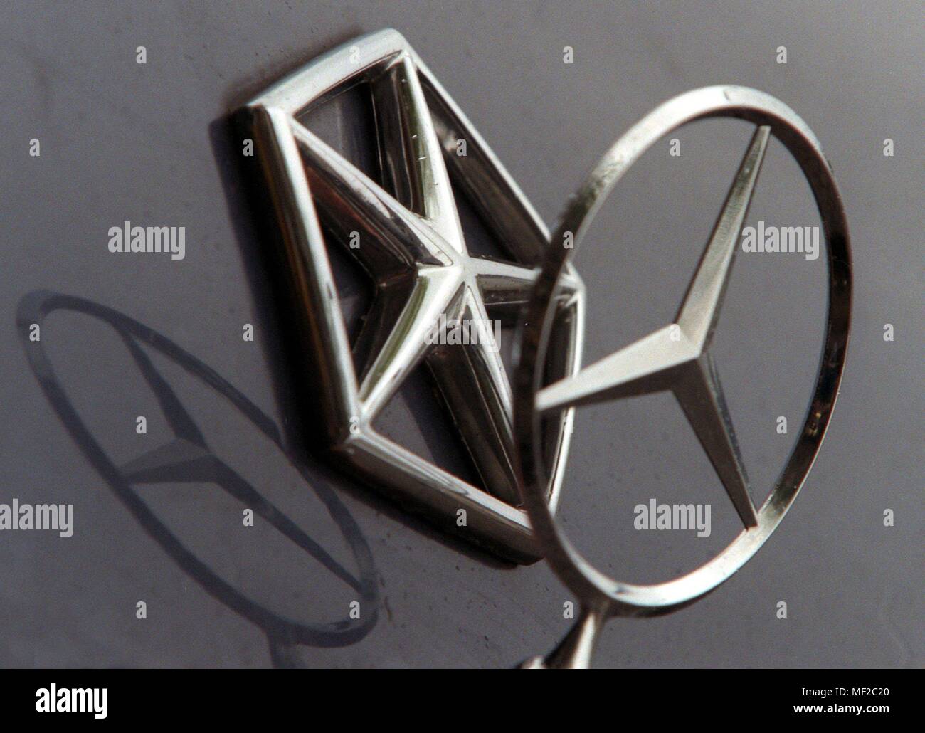 View of the two emblems of the vehicle manufacturers Daimler-Benz and Chrysler, taken on 7.5.1998 in Hamburg. The mega-merger of Daimler-Benz and Chrysler is perfect. Both companies want to merge until the end of the year to the third-largest automaker in the world. This was announced by the companies on 7.5.1998 with. The number of employees is to be increased due to excellent growth prospects. Factory closures or layoffs are not planned, it is said. | usage worldwide Stock Photo