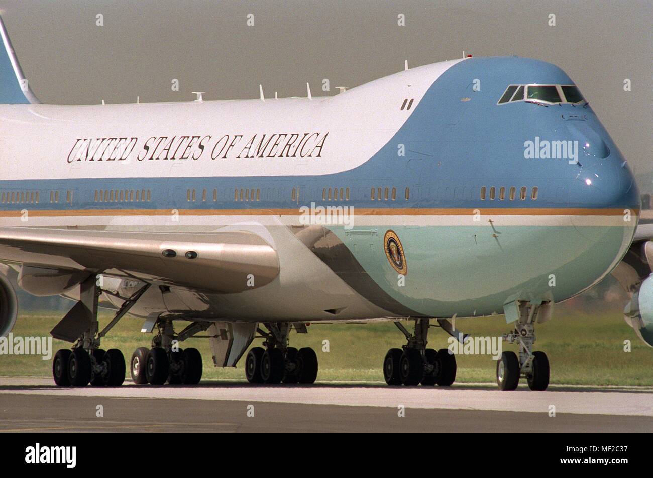 The American presidential aircraft Air Force One, a Boeing 747 aircraft, is  on 14.5.1998 at the US Airbase in Frankfurt/M. US President Bill Clinton  gives the Federal Republic a two-day visit.