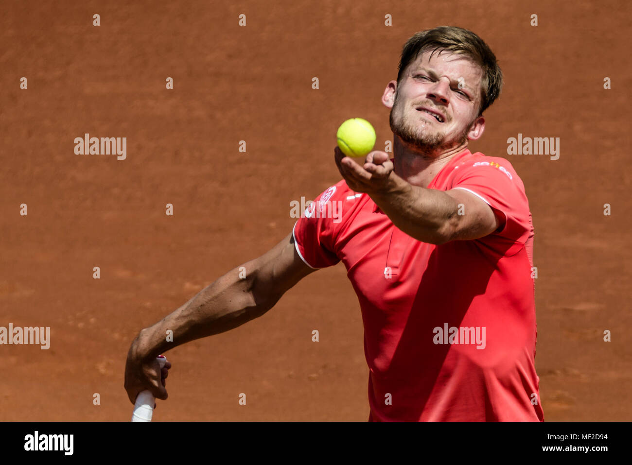 Barcelona, Spain. 24 April, 2018:  DAVID GOFFIN (BEL)  serves against Marcel Granollers (ESP) during Day 2 of the 'Barcelona Open Banc Sabadell' 2018. 4:6, 7:6, 6:2 Credit: Matthias Oesterle/Alamy Live News Stock Photo