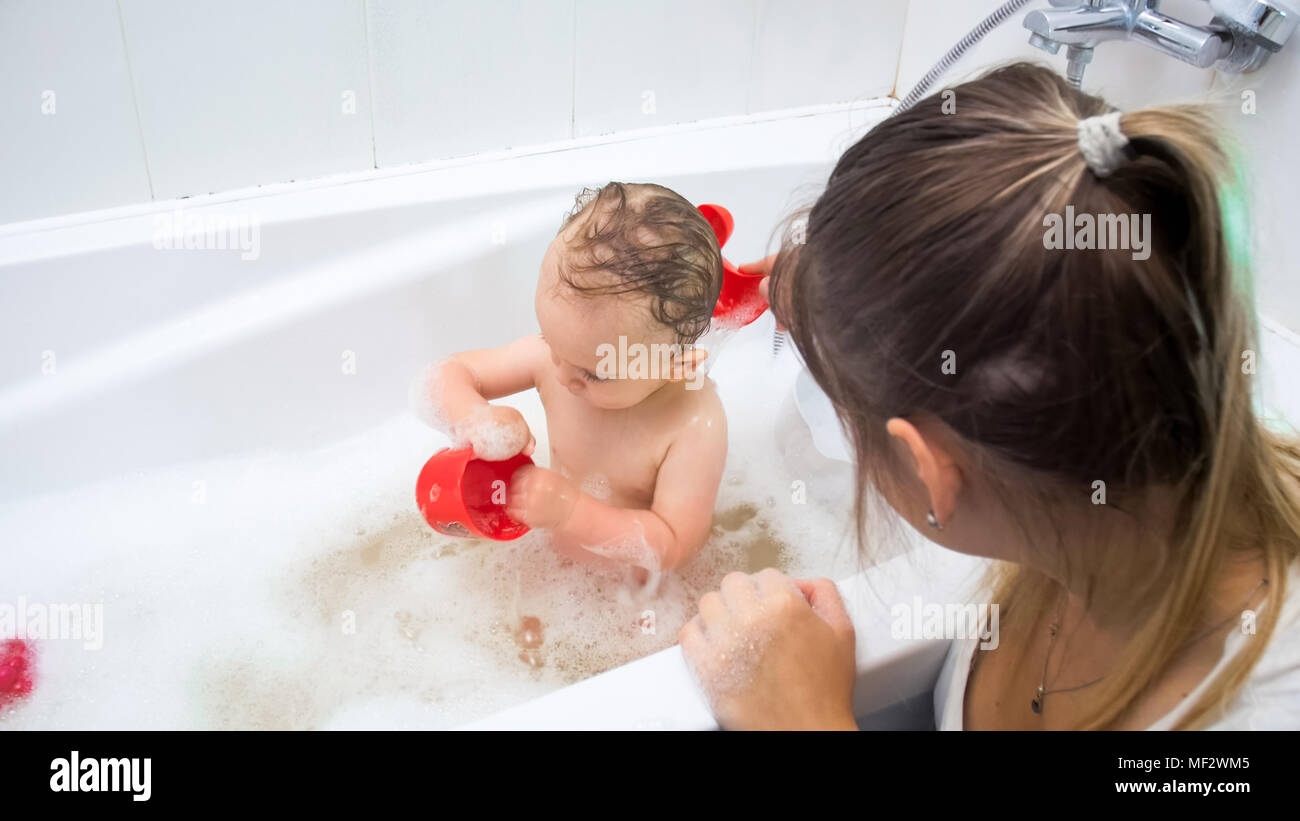 Моет сына в душе. Мама мыла сына. Моется с сыном. Помыла сына в ванной. Мать мыла в ванне.