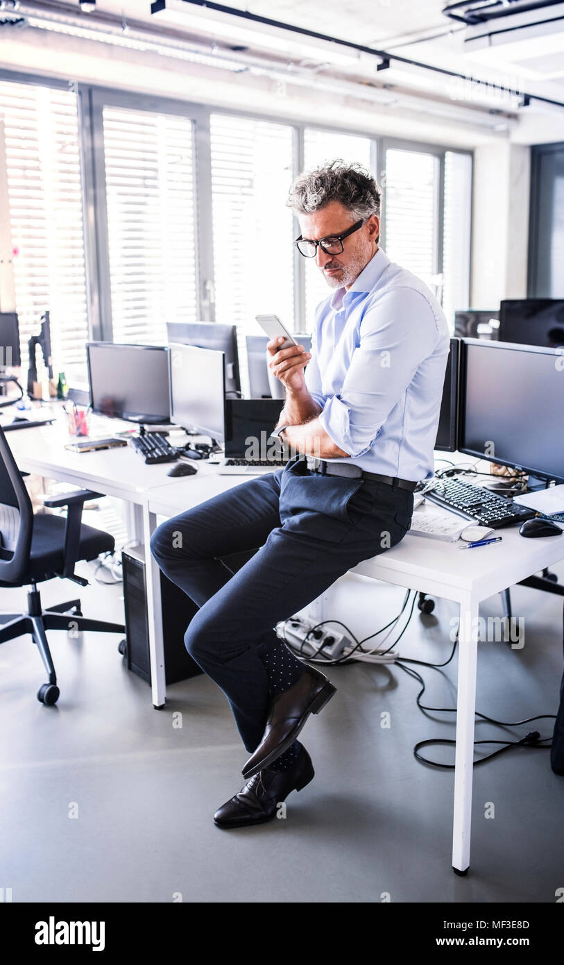 Man sitting desk full view hi-res stock photography and images - Alamy