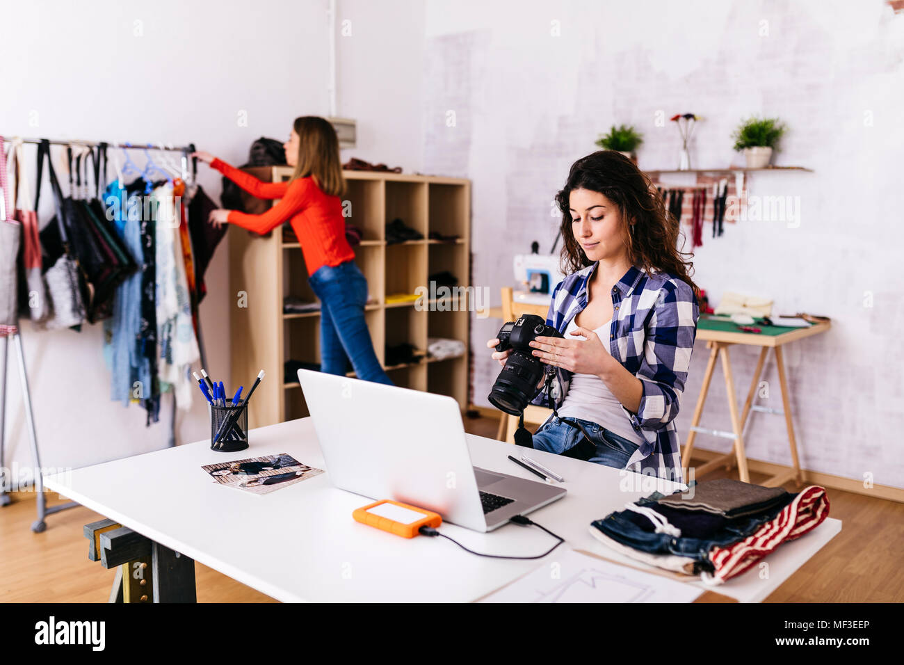 Fashion blogger camera hires stock photography and images Alamy