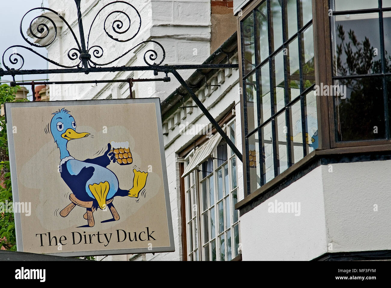 Stratford upon Avon and the Dirty Duck or Black Swan public house on Waterside. The pub sign has two different images giving the pub it's unique name Stock Photo