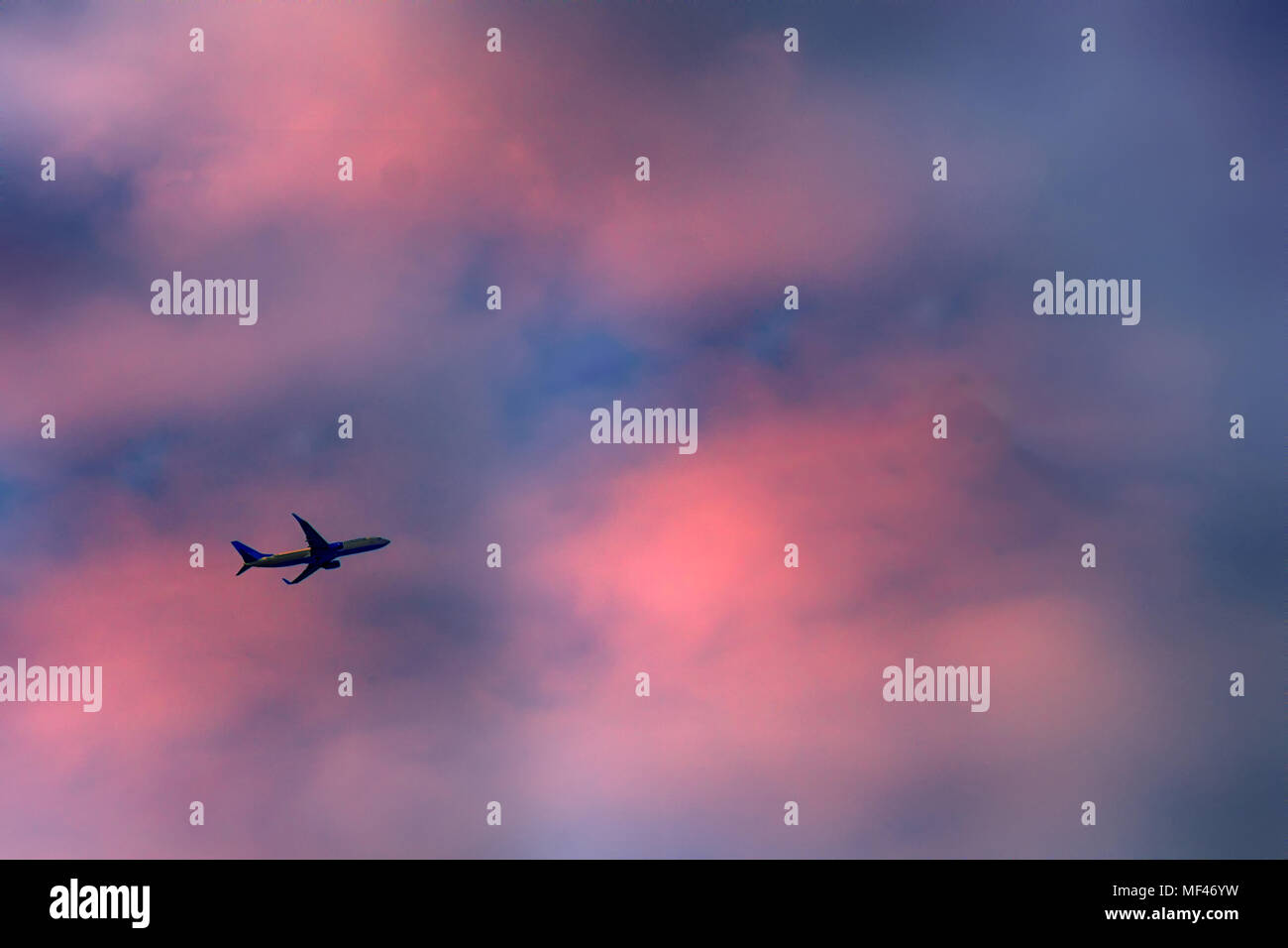 Silhouette airplane takes off hi-res stock photography and images - Alamy