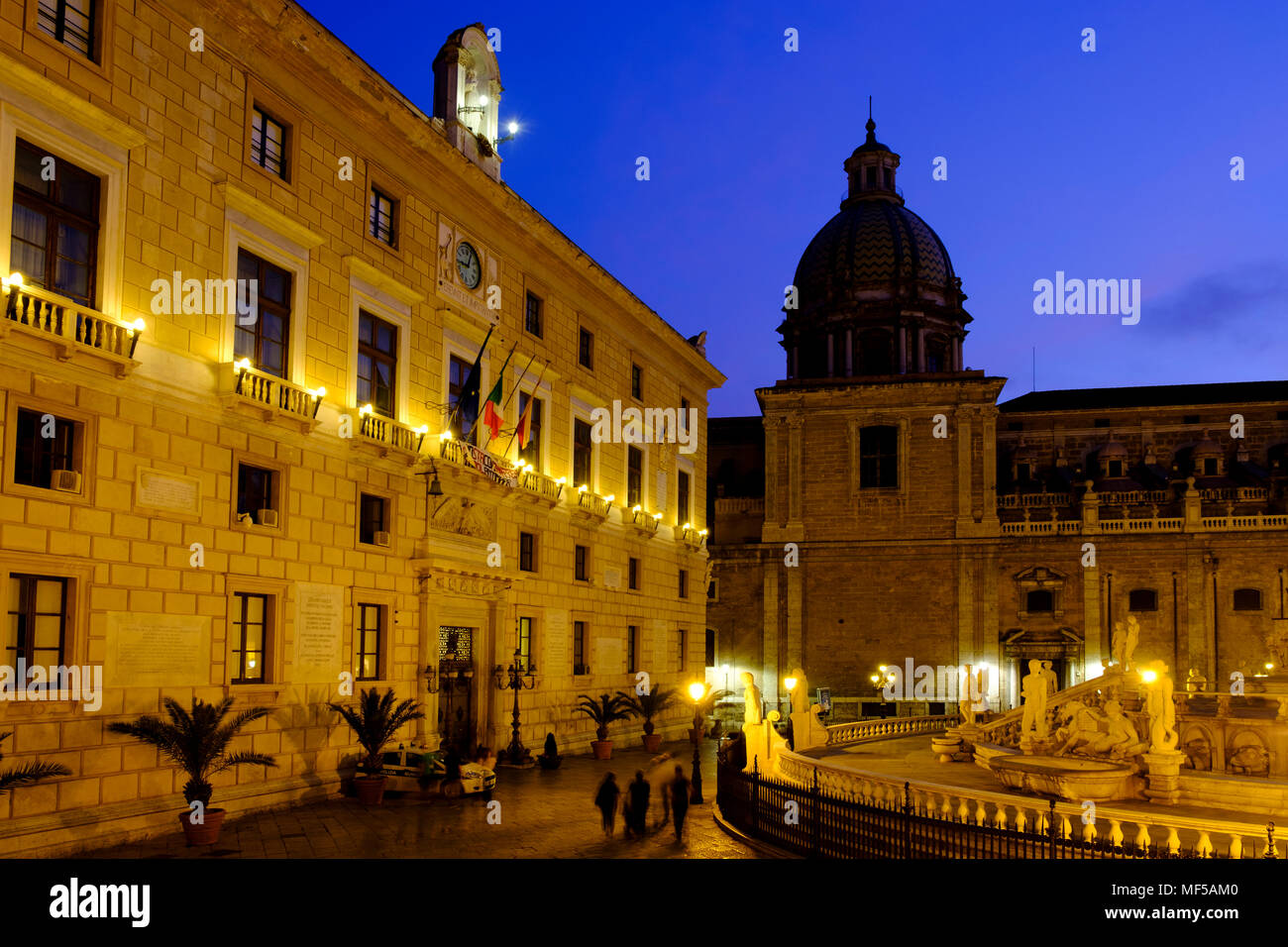 Fontana Pretoria, mit Palazzo Pretorio und San Giuseppe dei Teatini in der Dämmerung,  Piazza Pretoria, Palermo, Sizilien, Italien Stock Photo