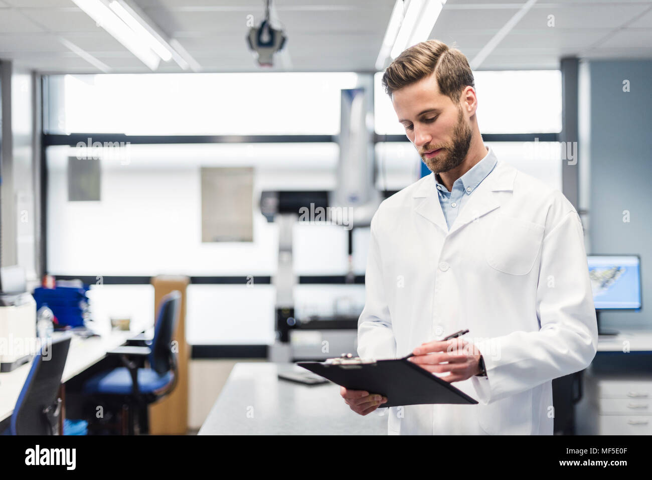 Immagine di un lavoratore di laboratorio in un manto bianco con penne e un  righello in tasca Foto stock - Alamy