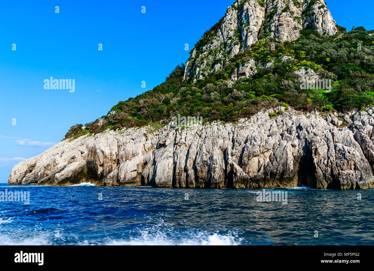 Amalfi faraglioni rocks hi-res stock photography and images - Alamy