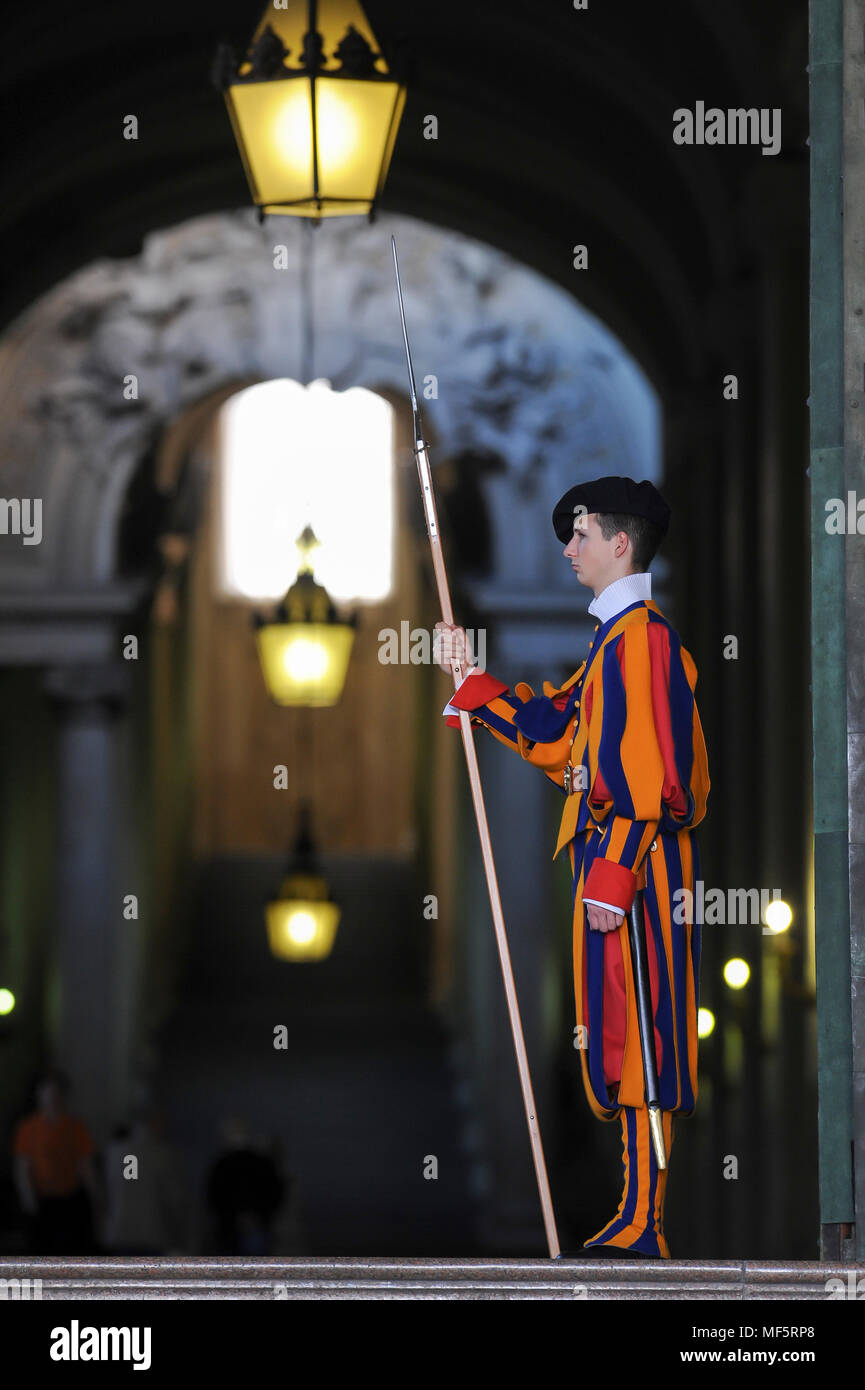 A member of the Pontifical Swiss Guard with halberd in Portone di ...