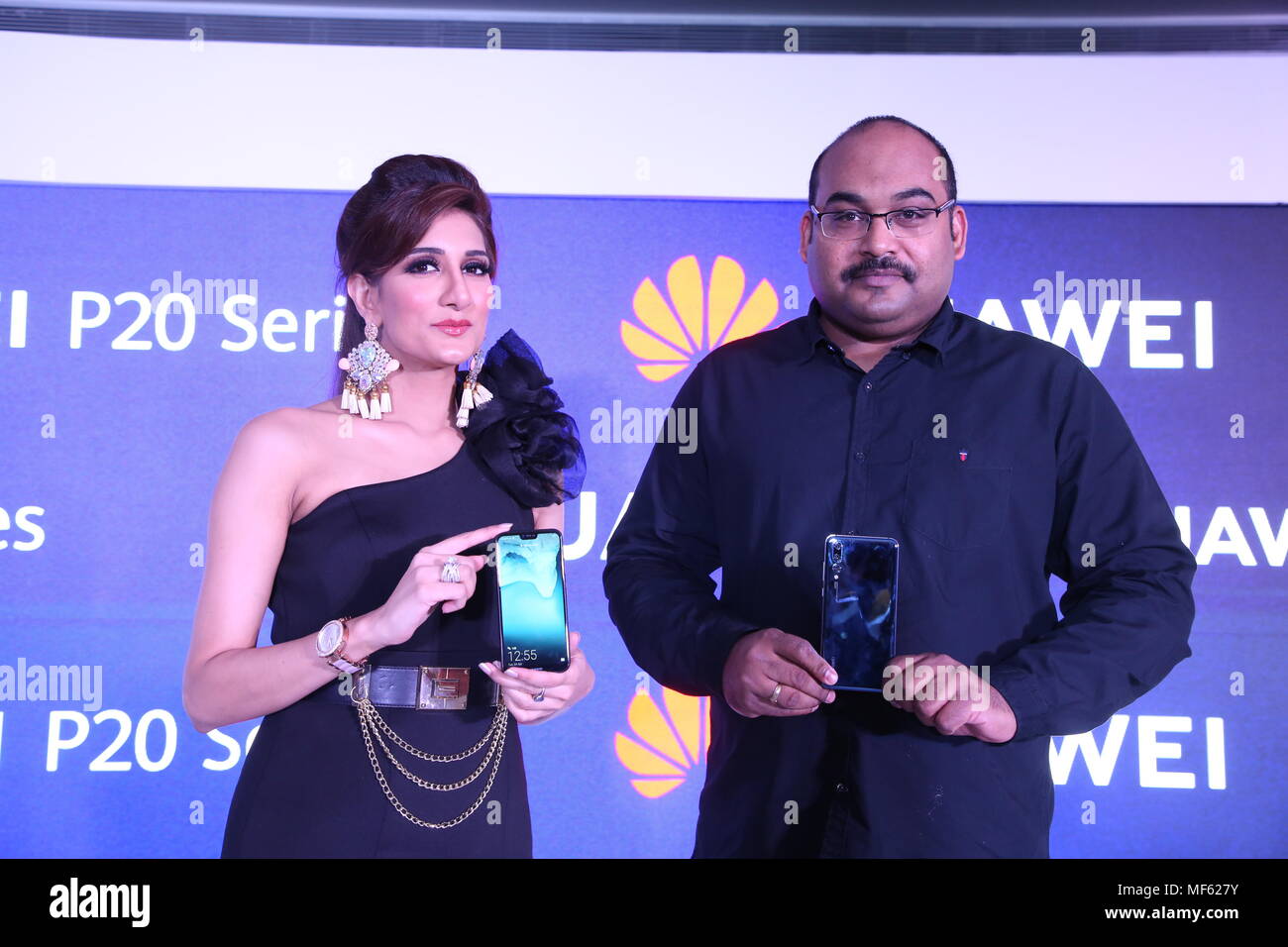 New Delhi, India. 25th May, 2018. P. Sanjeev (R) (Vice-President, Sales, Huawei Business Group) unveiling the P20 Lite and the P20 Pro Credit: Jyoti Kapoor/Pacific Press/Alamy Live News Stock Photo