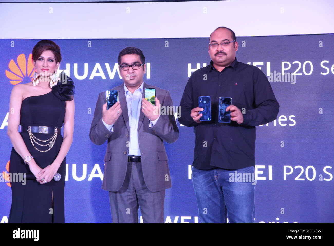 New Delhi, India. 25th May, 2018. P. Sanjeev (R) (Vice-President, Sales, Huawei Business Group) and Suhail Tarique(C) (CMO) unveiling the P20 Lite and the P20 Pro Credit: Jyoti Kapoor/Pacific Press/Alamy Live News Stock Photo