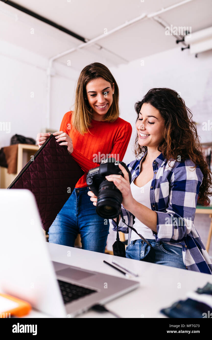 Fashion blogger camera hires stock photography and images Alamy