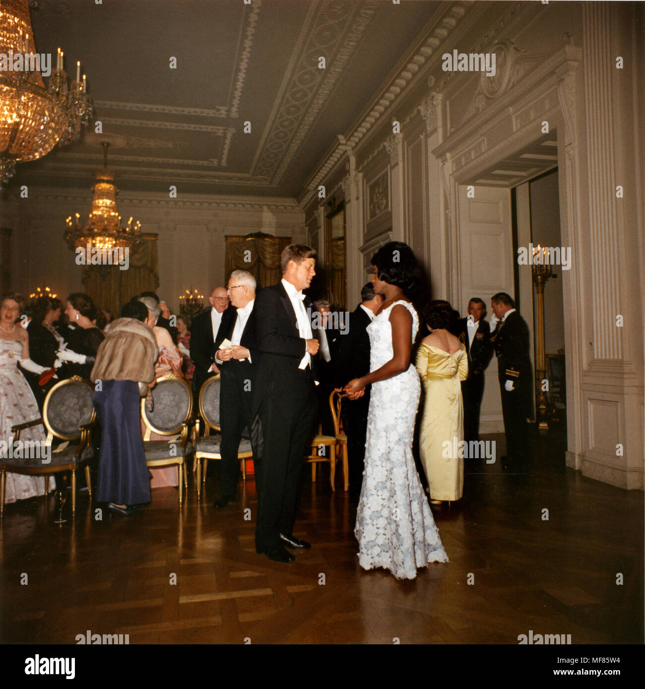 KN-C20222   20 Feb 1962 President Kennedy speaks with Grace Bumbry at the Dinner in Honor of the Vice President, Speaker of the House, and Chief Justice in the East Room, 20 February 1962.  Chief Justice Earl Warren and Secretary of Labor Arthur Goldberg are among the guests.  Photograph by Robert Knudsen in the John F. Kennedy Presidential Library and Museum, Boston. Stock Photo